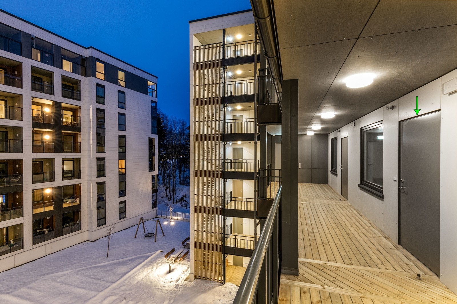 Inngang fra svalgang. Galleribilde