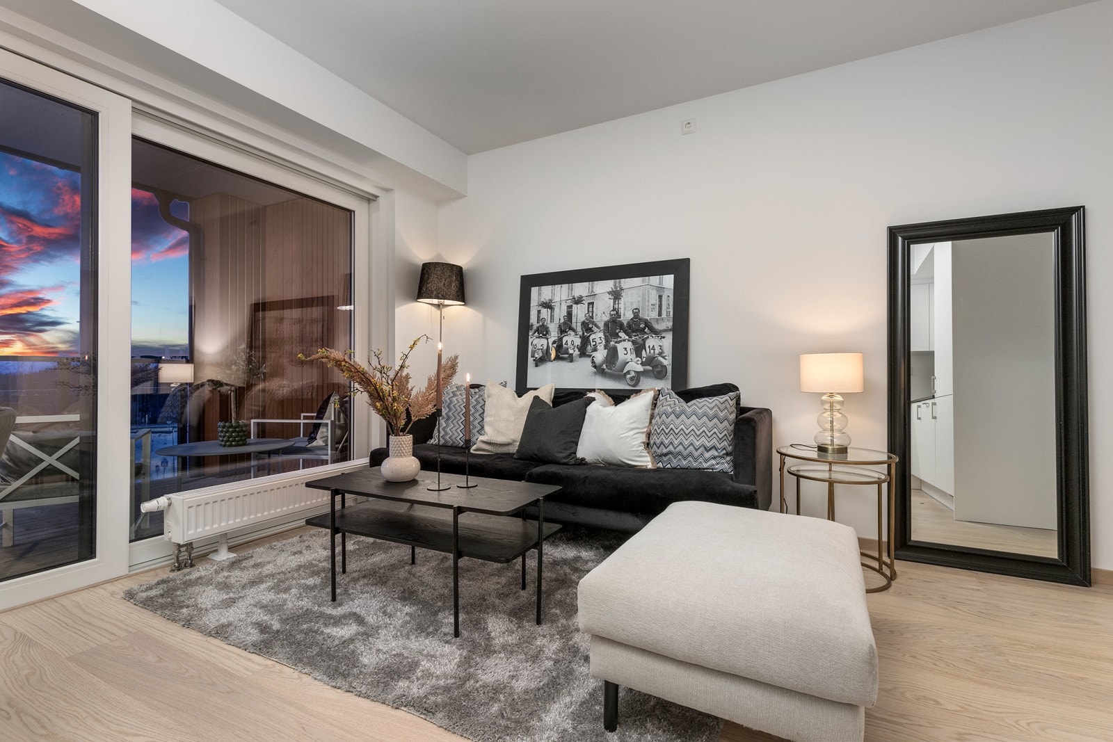 Gulvet i leiligheten er belagt med flott 1-stavs hvitpigmentert eikeparkett som strekker seg sømløst inn i de øvrige oppholdsrom. Bilde fra M407 Galleribilde