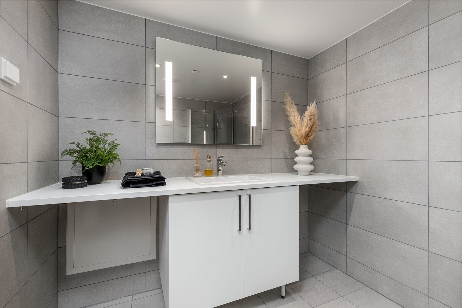 Delikat flislagt bad med alt man trenger for å få en fin start på dagen. Varmekabler i gulv. Bilde fra M407 Galleribilde