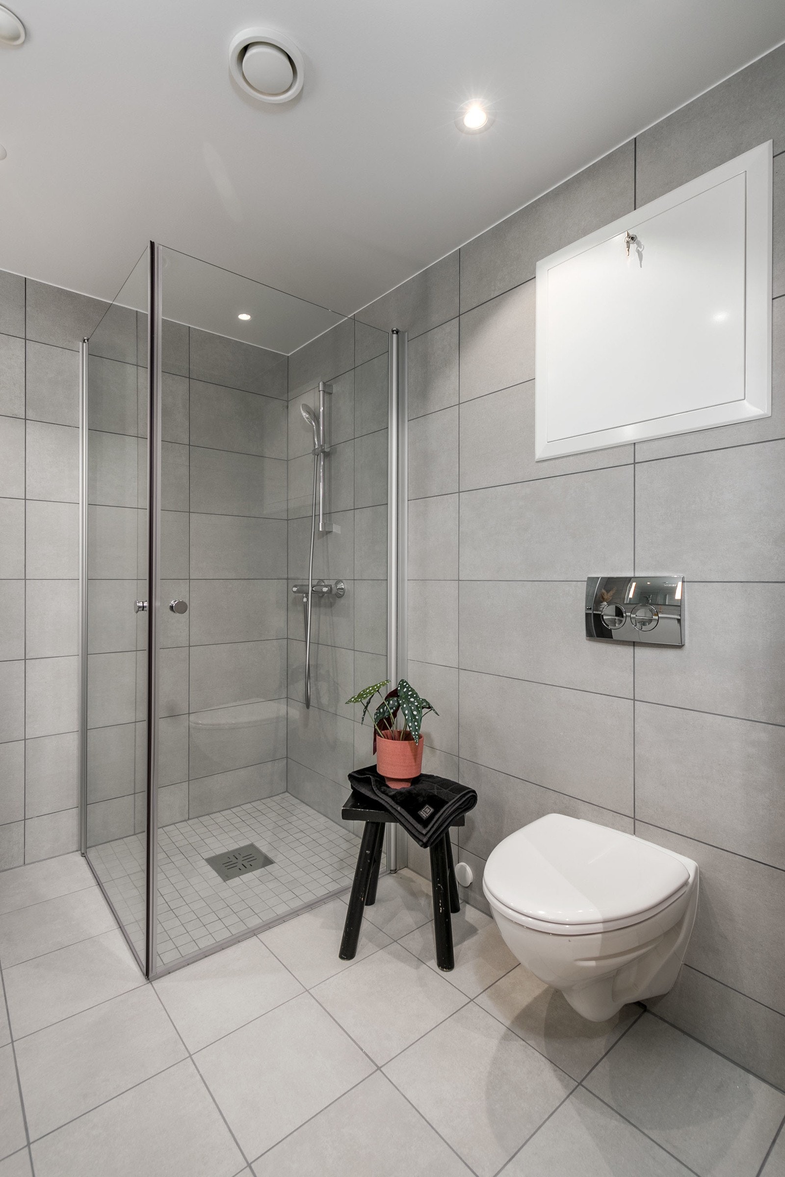 Badet har vegghengt toalett med innbygget sisterne, servant med skapinnredning samt speil med belysning. Bilde fra M407 Galleribilde