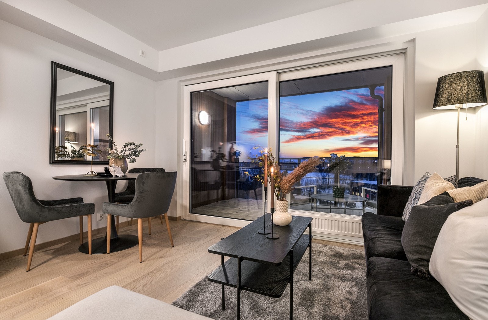 Store vinduer sørger for rikelig med innslipp av naturlig lys. Bilde fra M407 Galleribilde