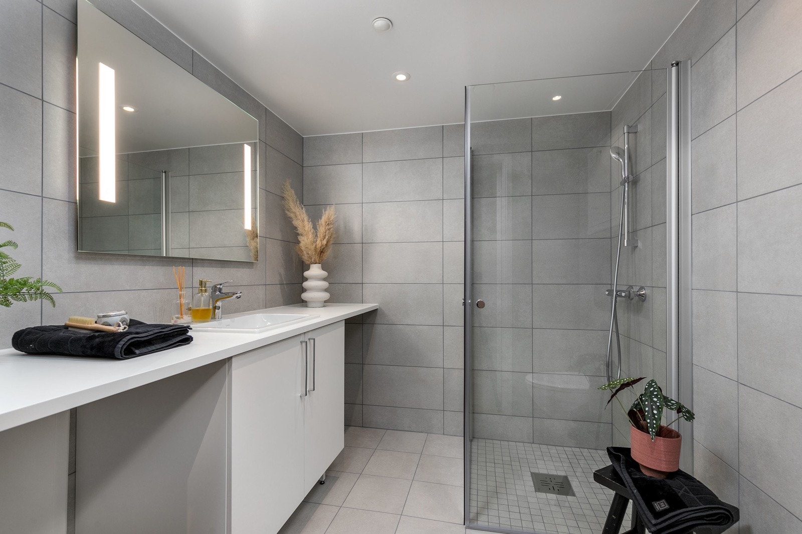 Delikat flislagt bad med alt man trenger for å få en fin start på dagen. Varmekabler i gulv. Bilde fra M407 Galleribilde