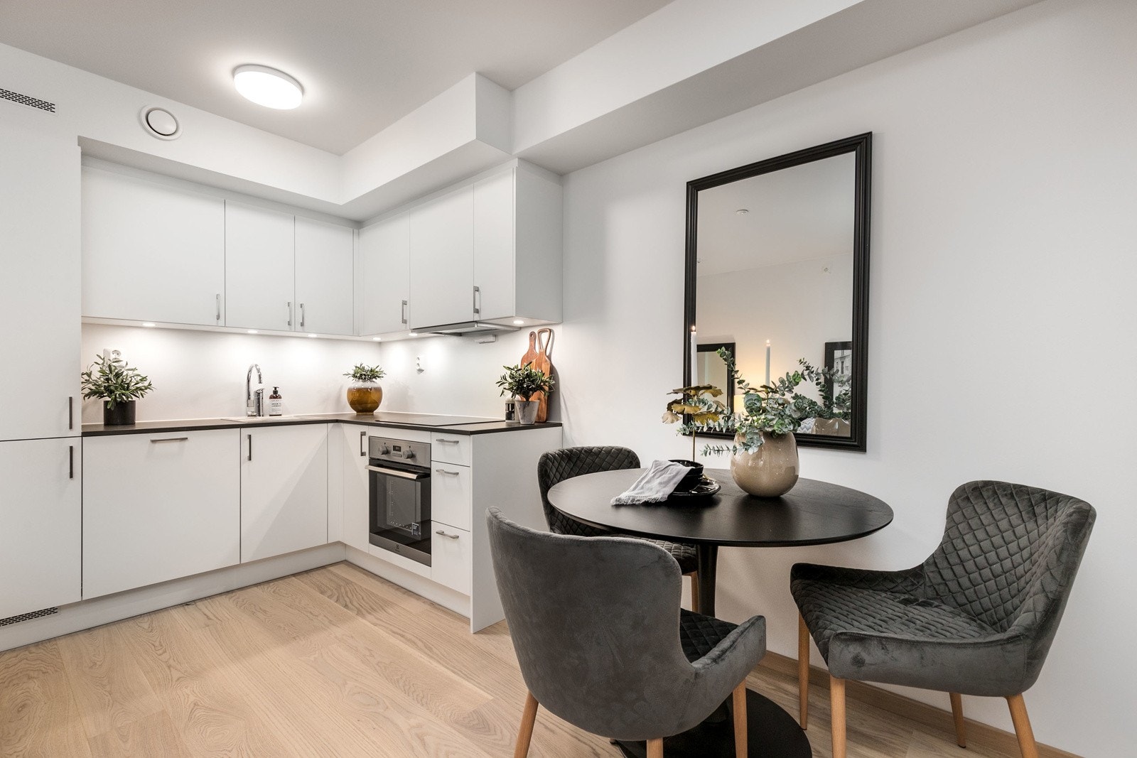 Lekkert kjøkken utformet i vinkel, med integrerte hvitevarer. Bilde fra M407 Galleribilde