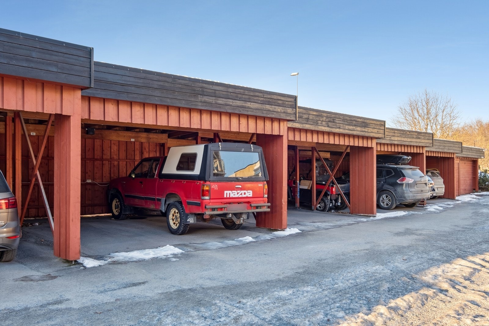 Carport som følger leiligheten Galleribilde