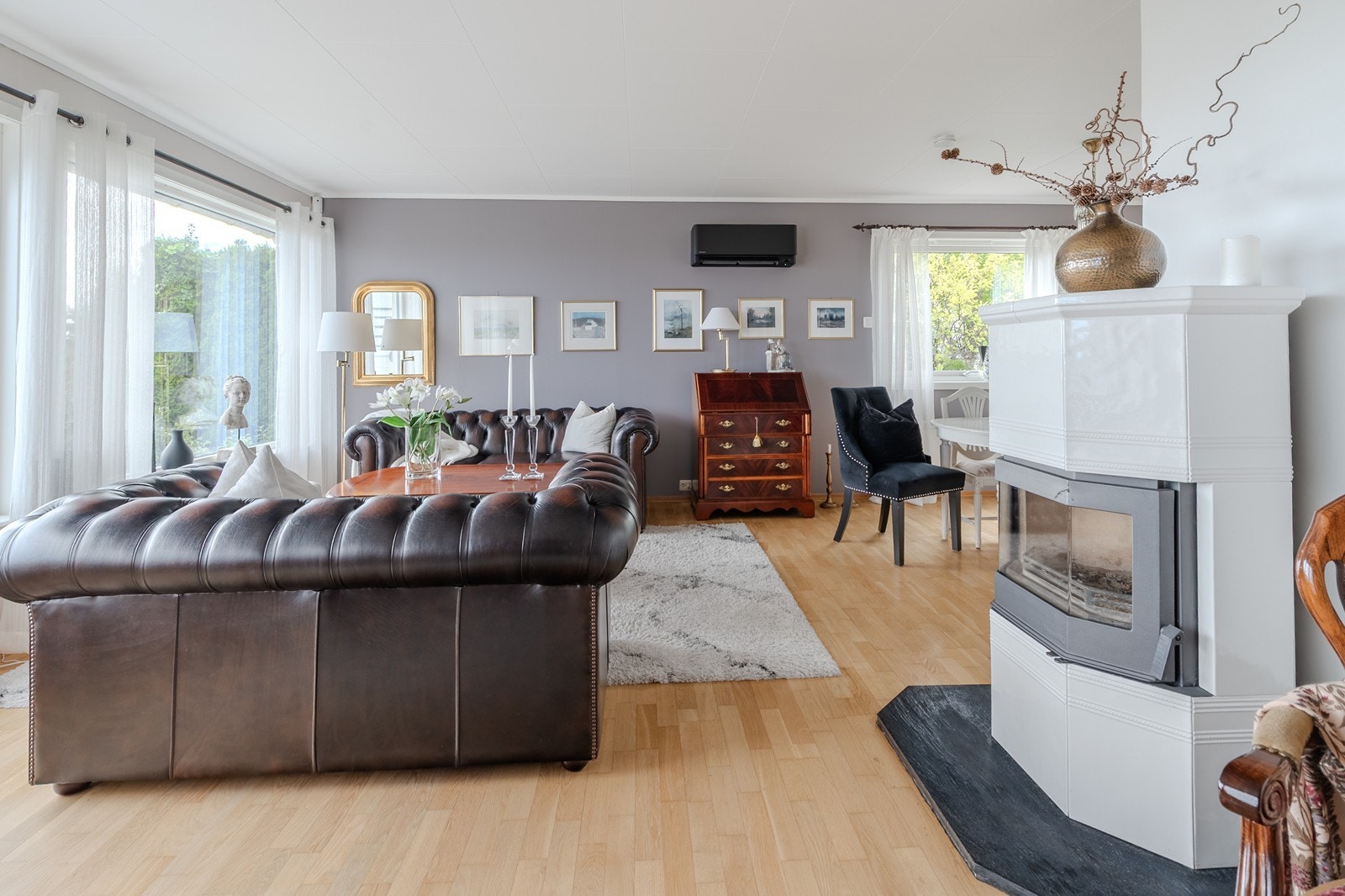 Vedovn bidrar med jevn varme i stuen. I tillegg er det installert varmepumpe. Galleribilde