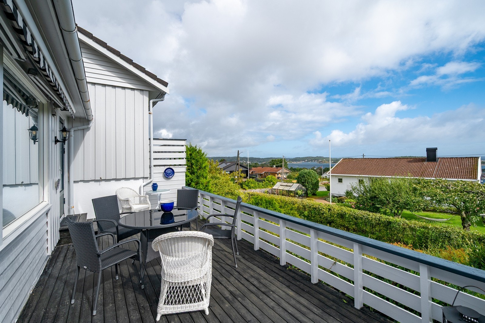 Fra terrassen er det god plass til utemøbler, og man har utsikt over nærområdet og sjøen. Galleribilde