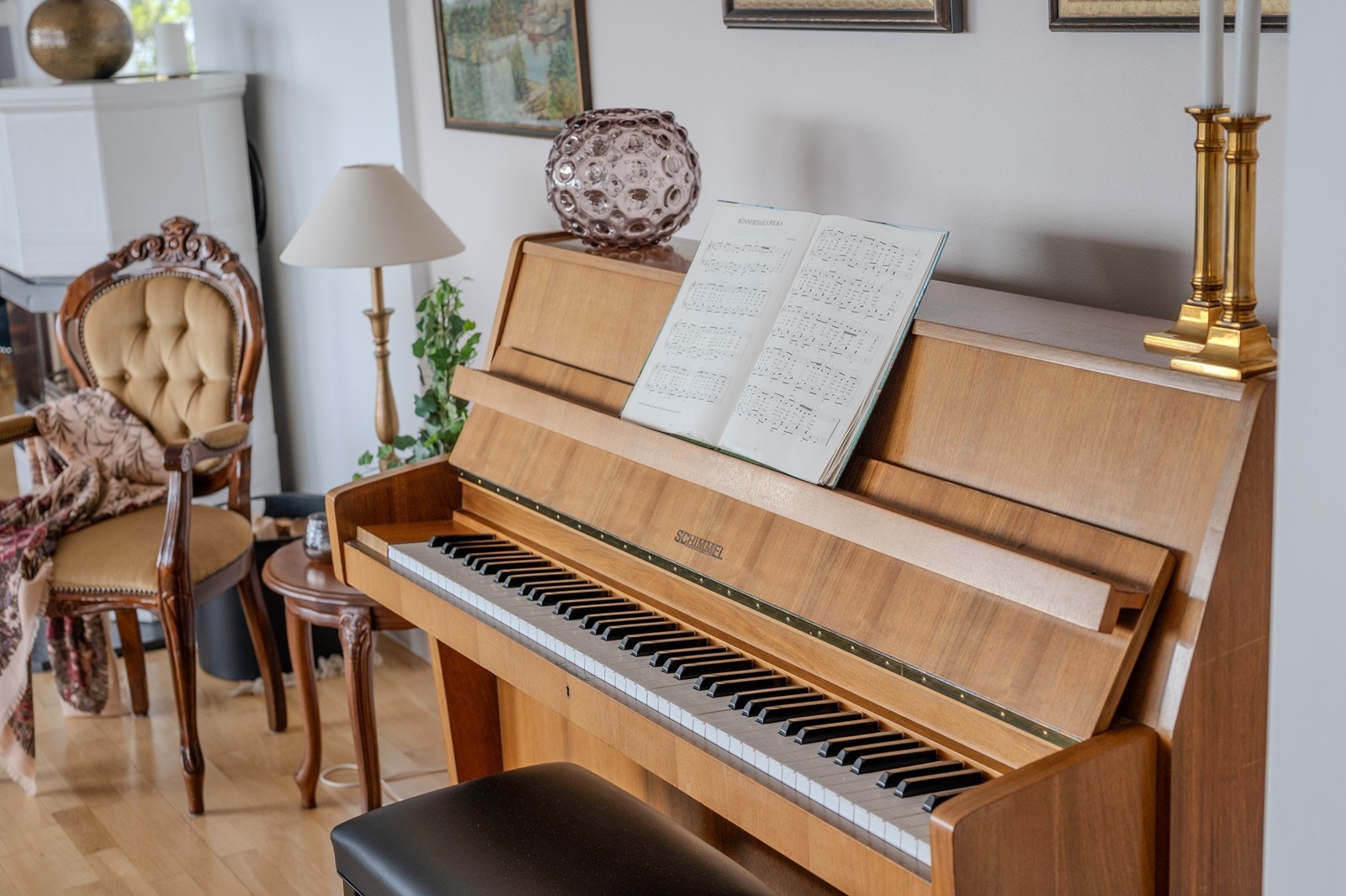 Pianoet står sentralt plassert i oppholdsrommet. Galleribilde