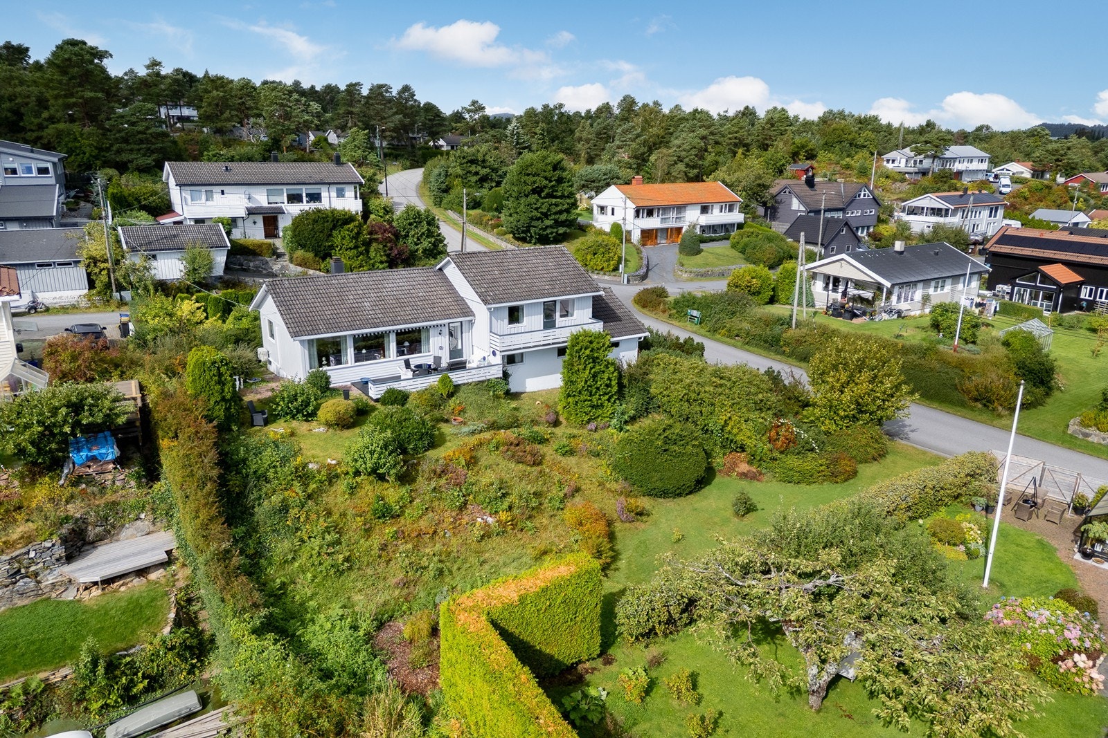 Hagen er opparbeidet med ulike typer busker og planter som skaper en frodig atmosfære. Galleribilde