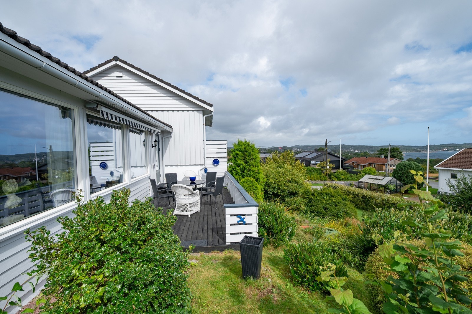 Terrassen er romslig med god plass til utemøbler, grill m.m. Markise. Galleribilde