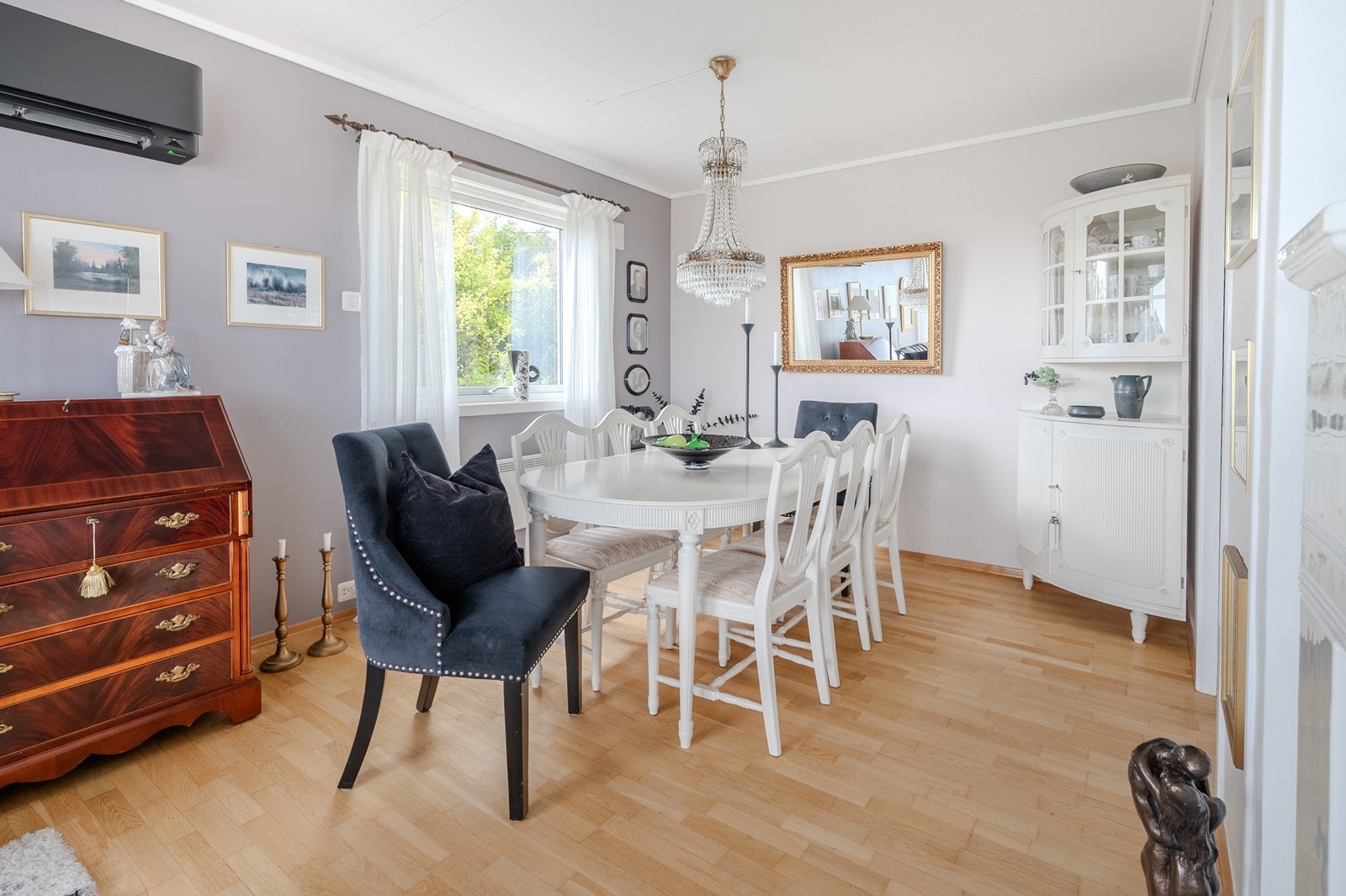 Spisebordet i tilknytning til stuen med plass til langbord. Galleribilde