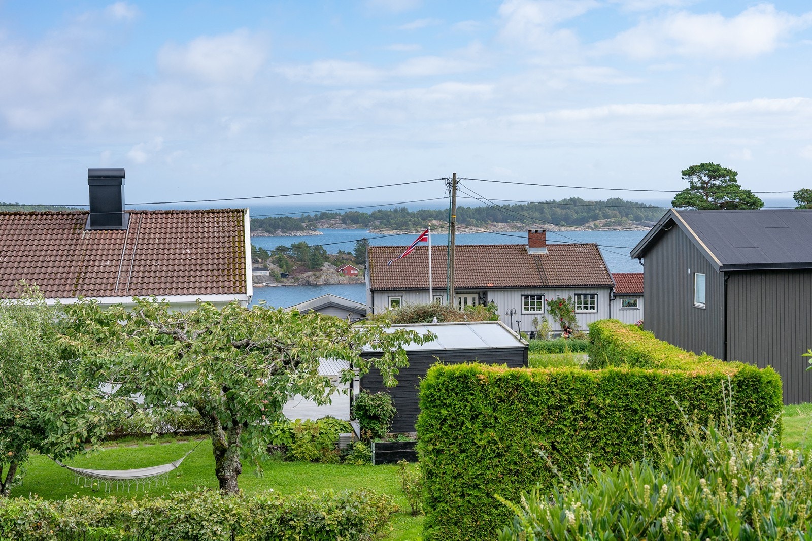 Utsikten fra eiendommen strekker seg over nabolaget og videre mot Groosefjorden og mot havet. Galleribilde