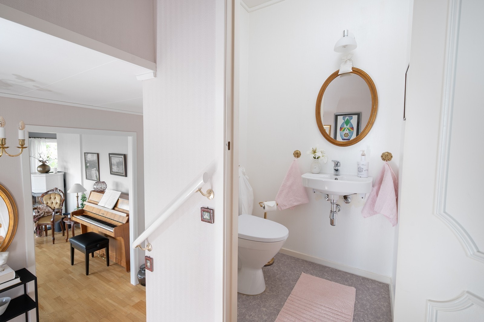 Fra mellomgang går det noen få trappetrinn opp til nivå med wc, bad, gang og tre soverom. Galleribilde