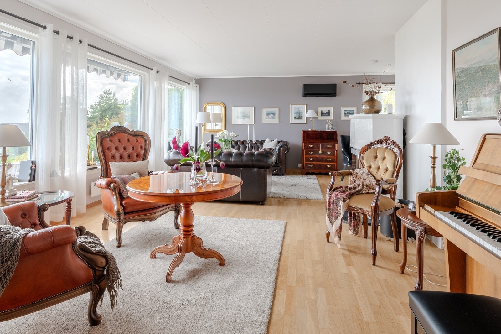 Lys og fin stue i vinkel med plass til flere sittegrupper, samt spisestue. Store vindusflater gir rikelig med naturlig lys i oppholdsrommet. Galleribilde