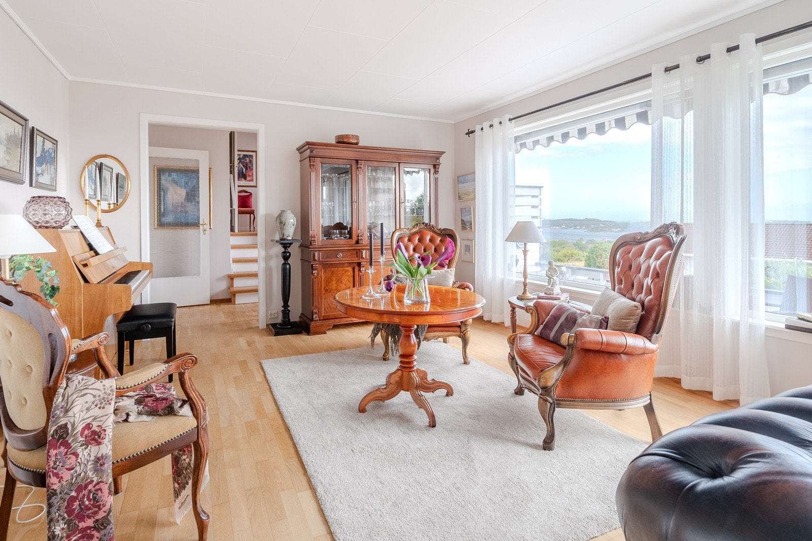 Utsyn mot hageområde fra stuevinduene. Galleribilde