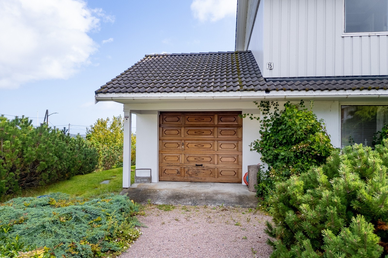 Garasje integrert i boligen. Galleribilde