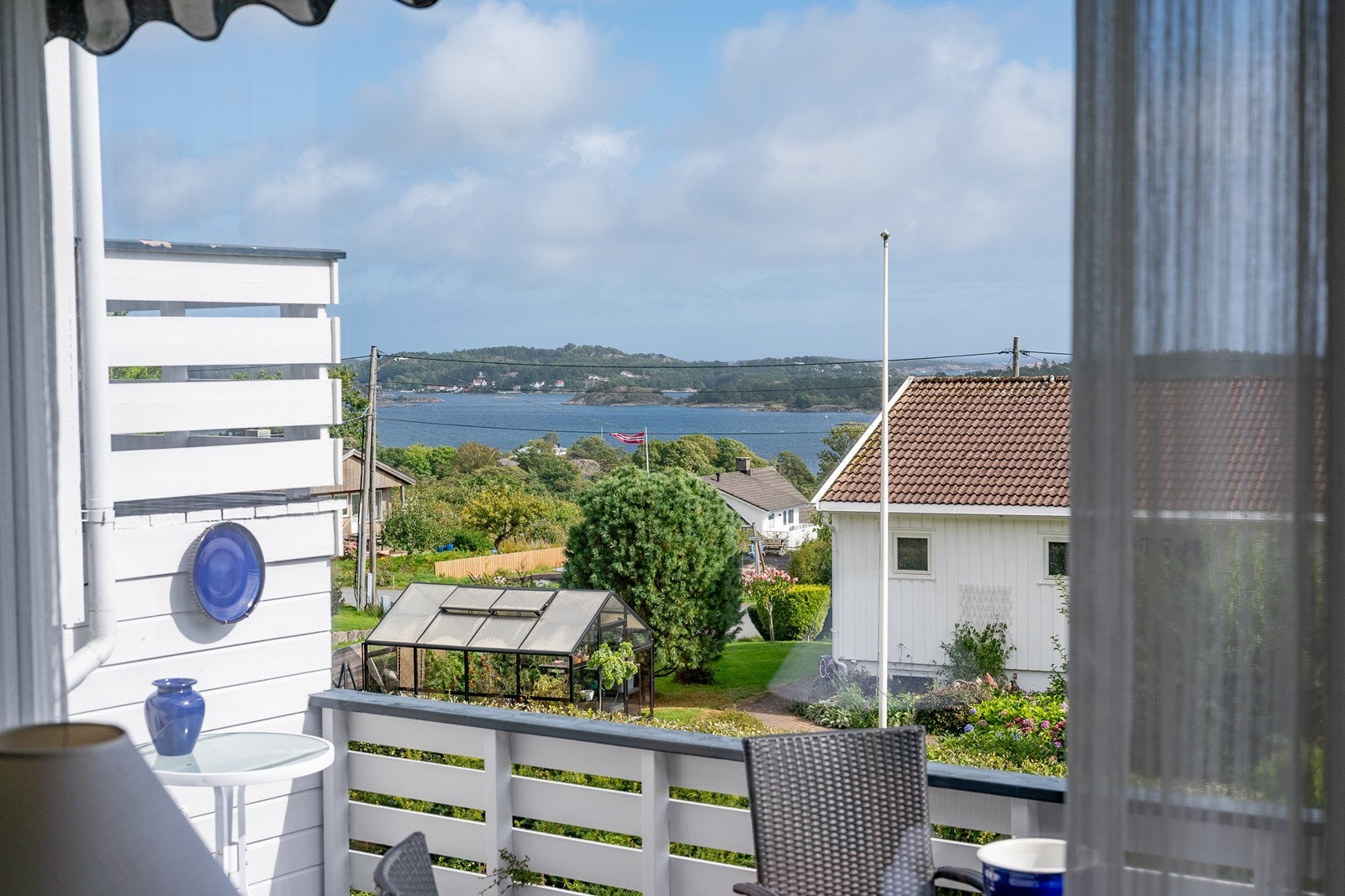 Utsikt mot sjøen fra terrassen og stue. Galleribilde