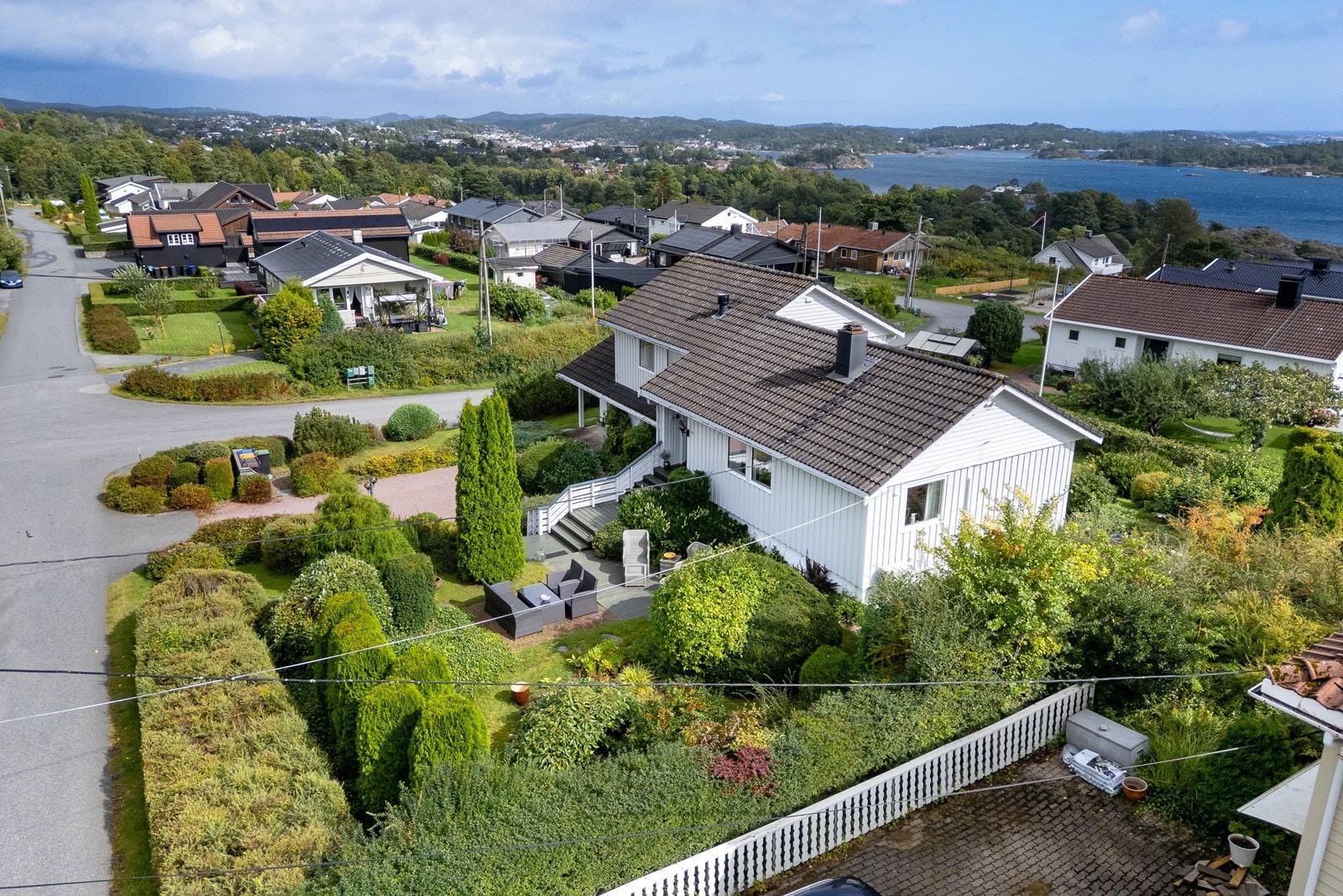 Velstelt hage og pent opparbeidet tomt. Galleribilde