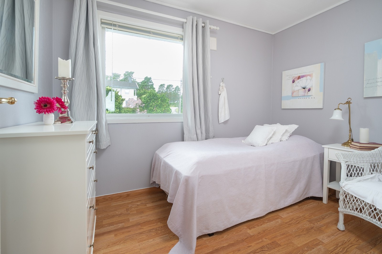 Soverom 2. Rommet har parkettgulv og slettmalte vegger, noe som gir et praktisk oppholdsrom. Galleribilde