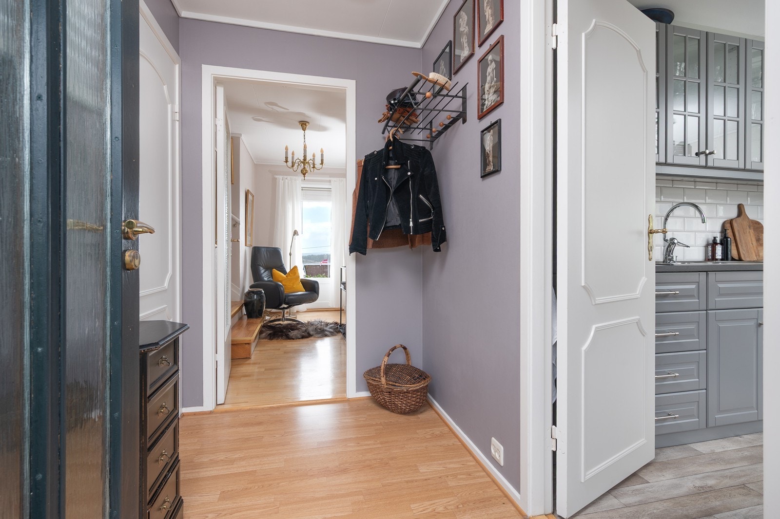 Parkettgulv i entréen, og det er direkte tilgang til både stue og kjøkken. I tillegg trapp ned til underetasje. Galleribilde