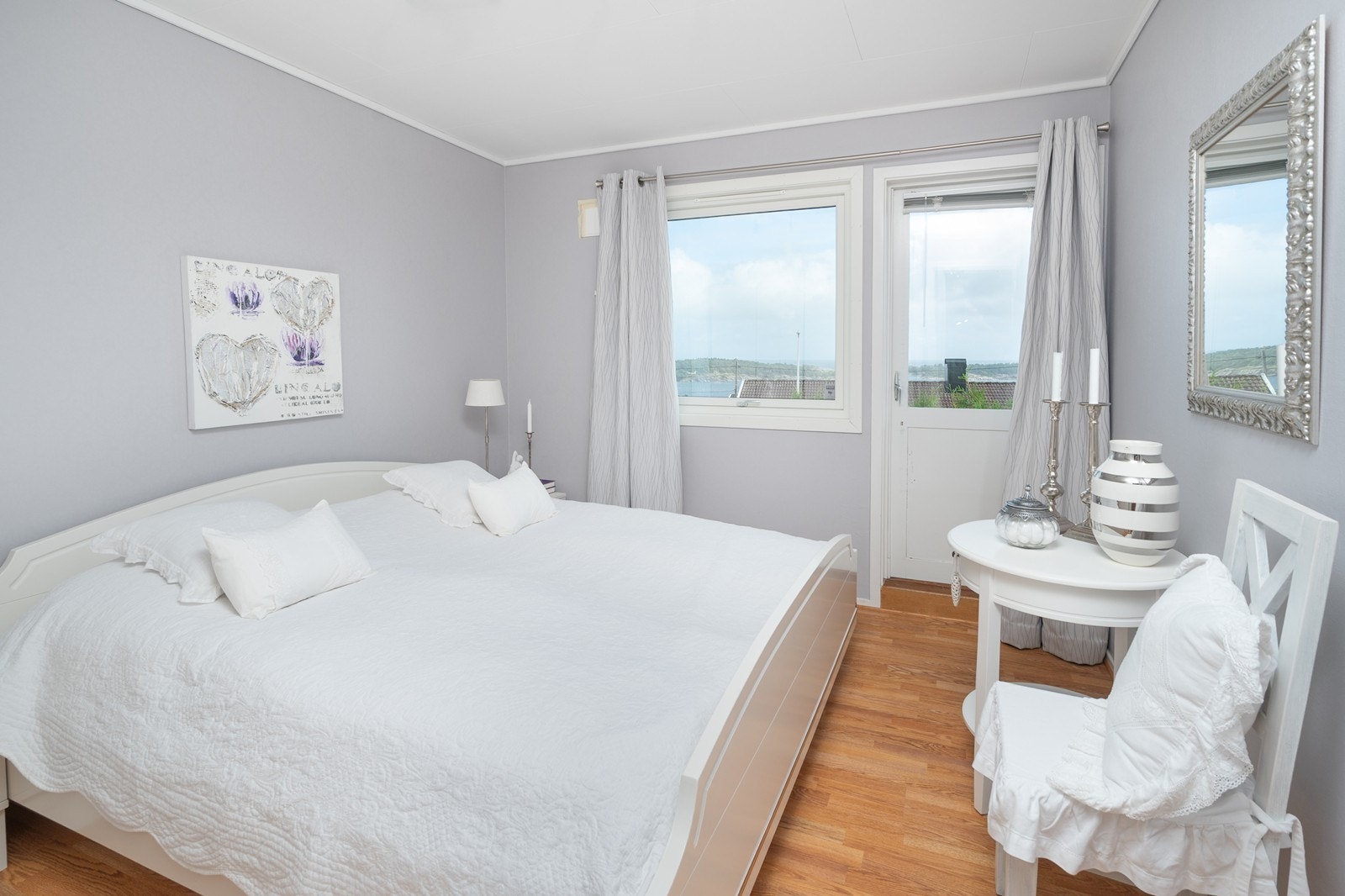 Fra hovedsoverommet er det utgang til veranda. Galleribilde