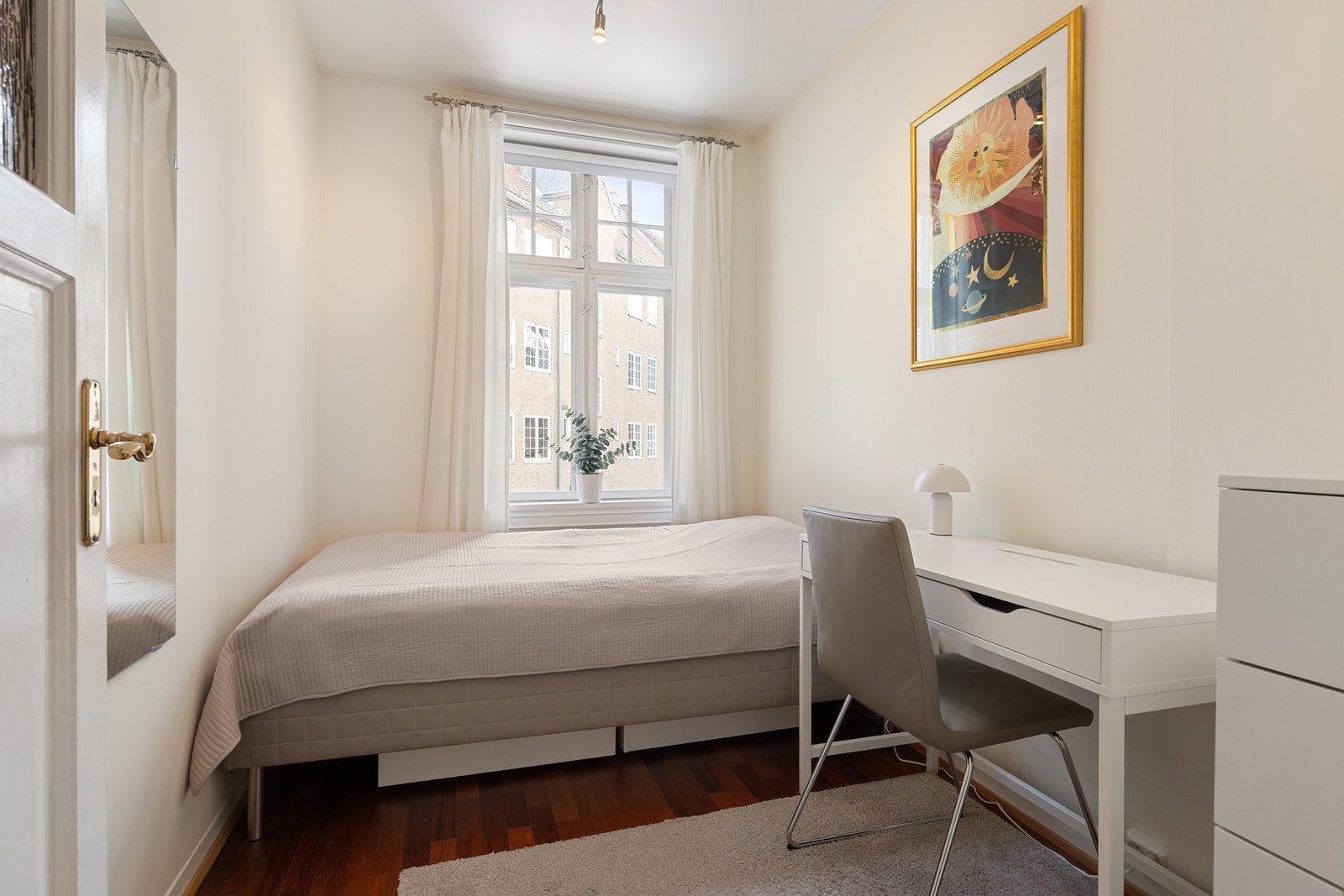 Et fleksibelt og trivelig rom med gode møbleringsmuligheter som enkelt tilpasses ulike behov, enten som soverom, kontor eller kombinert gjeste- og arbeidsrom. Galleribilde