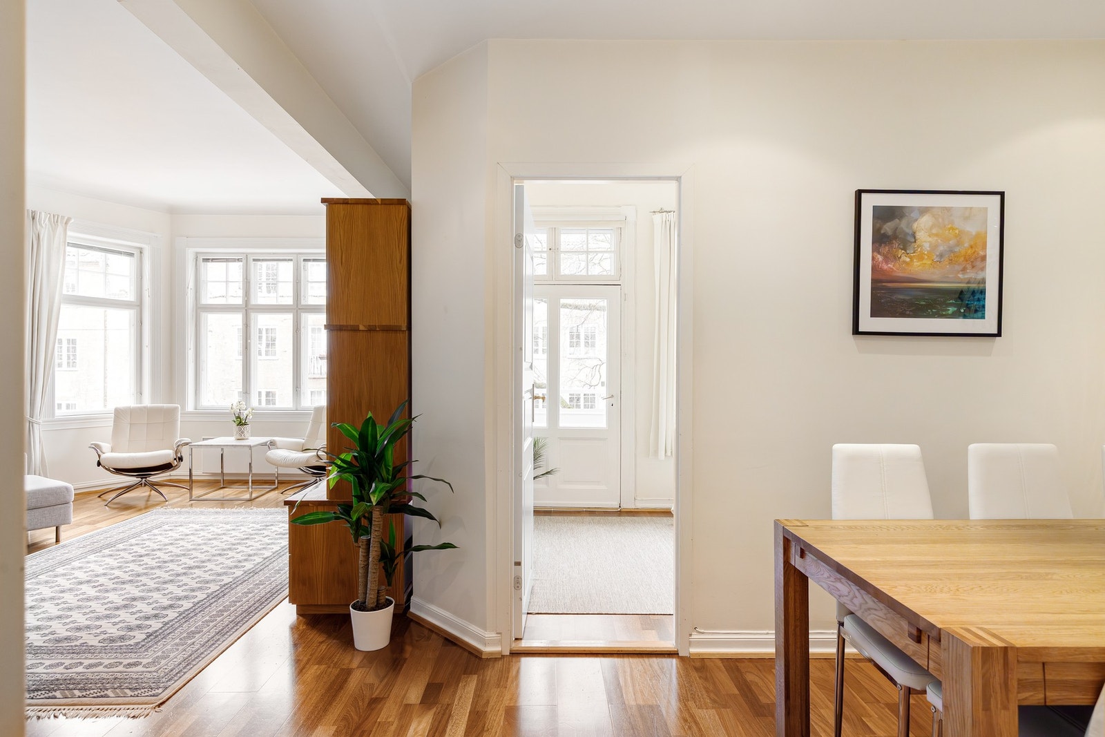 Spisestuen ligger i tilknytning til stuen og gir en egen, elegant sone for måltider og sammenkomster. Galleribilde