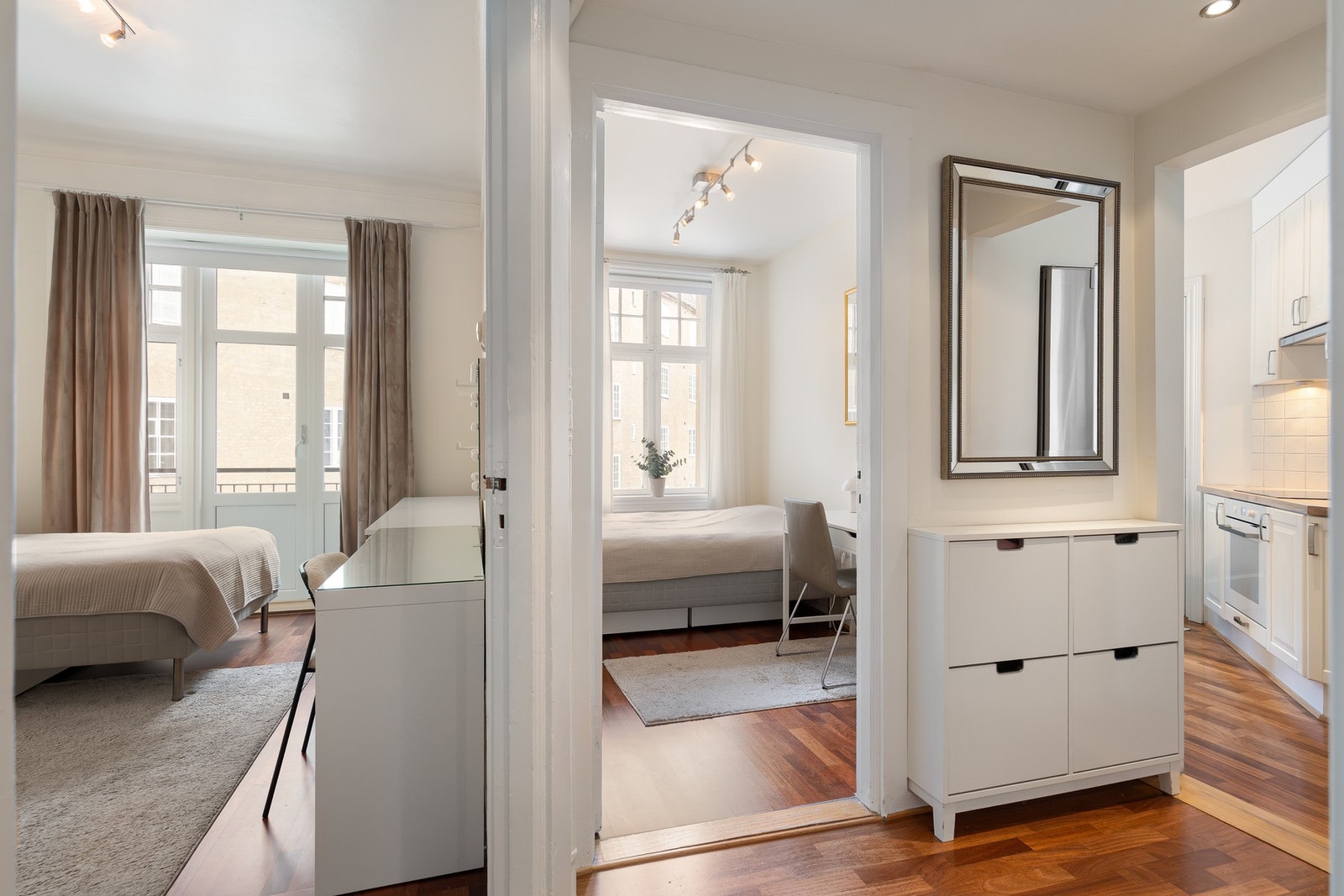 Mellomgang med adkomst til alle rommene i leiligheten. Galleribilde