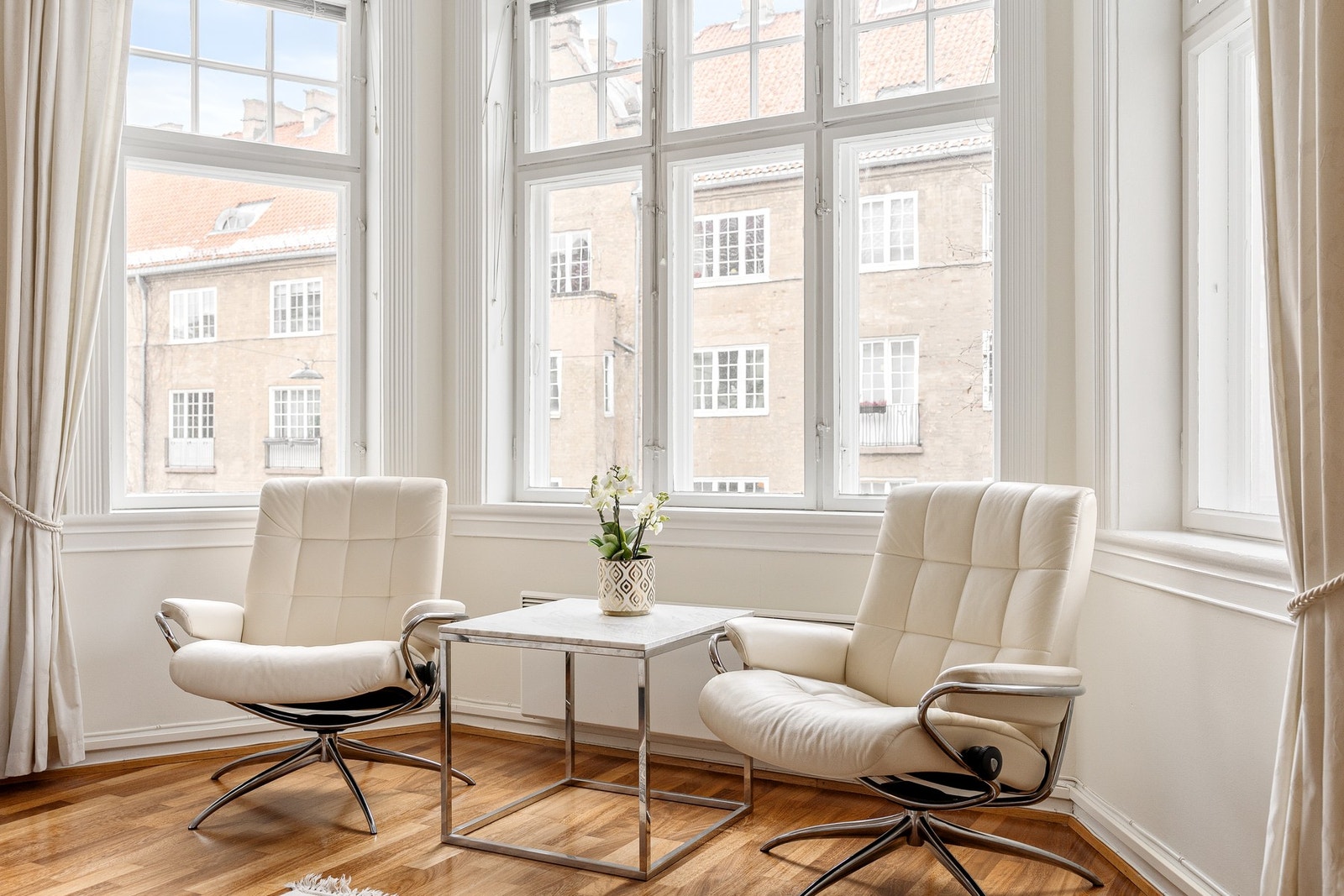 Det flotte karnappet gir rommet særpreg og slipper inn rikelig med dagslys, samtidig som det gir en naturlig nisje for sittegruppe eller lesekrok Galleribilde