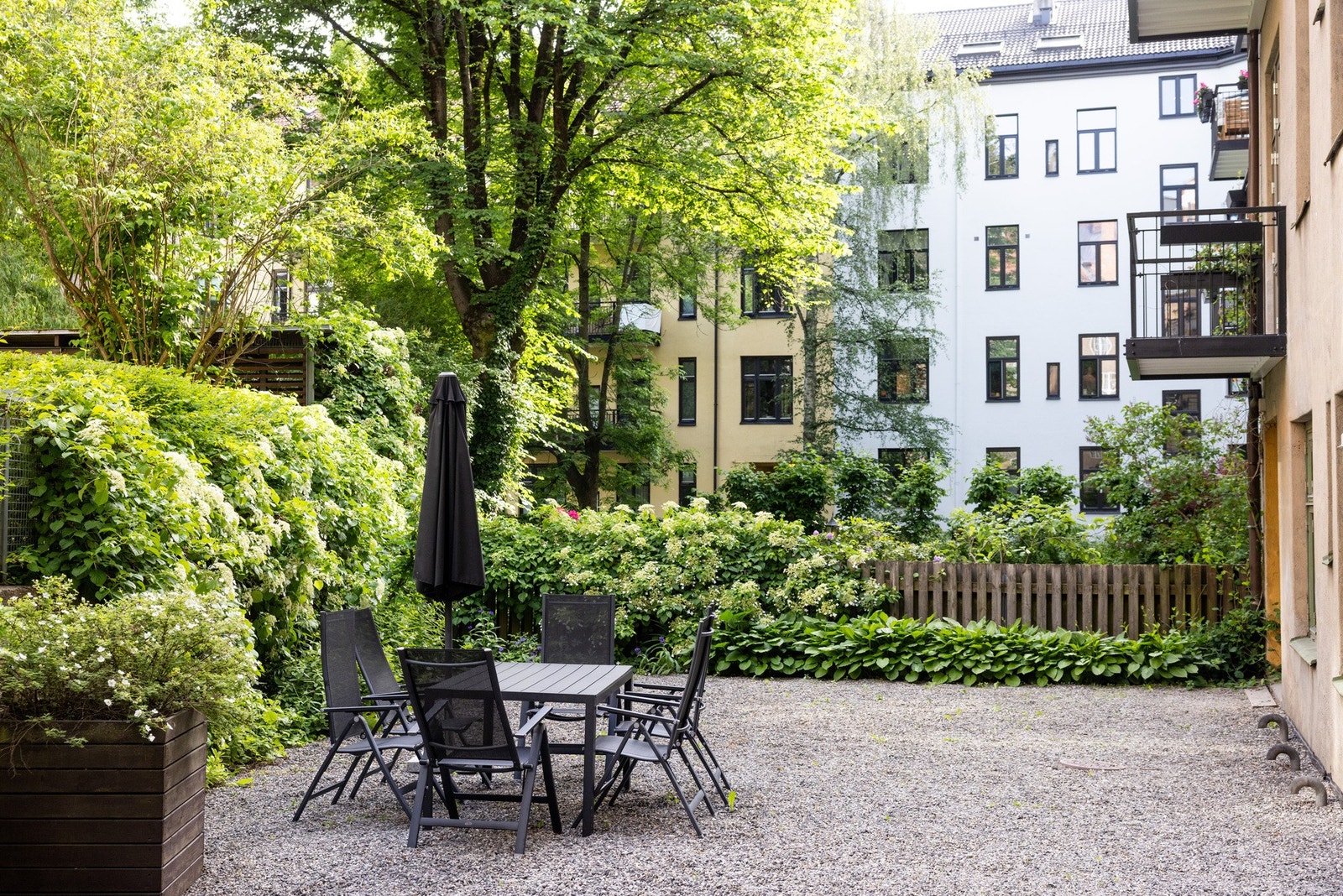 Opparbeidet felles bakgård til benyttelse for beboerne i sameiet. Galleribilde