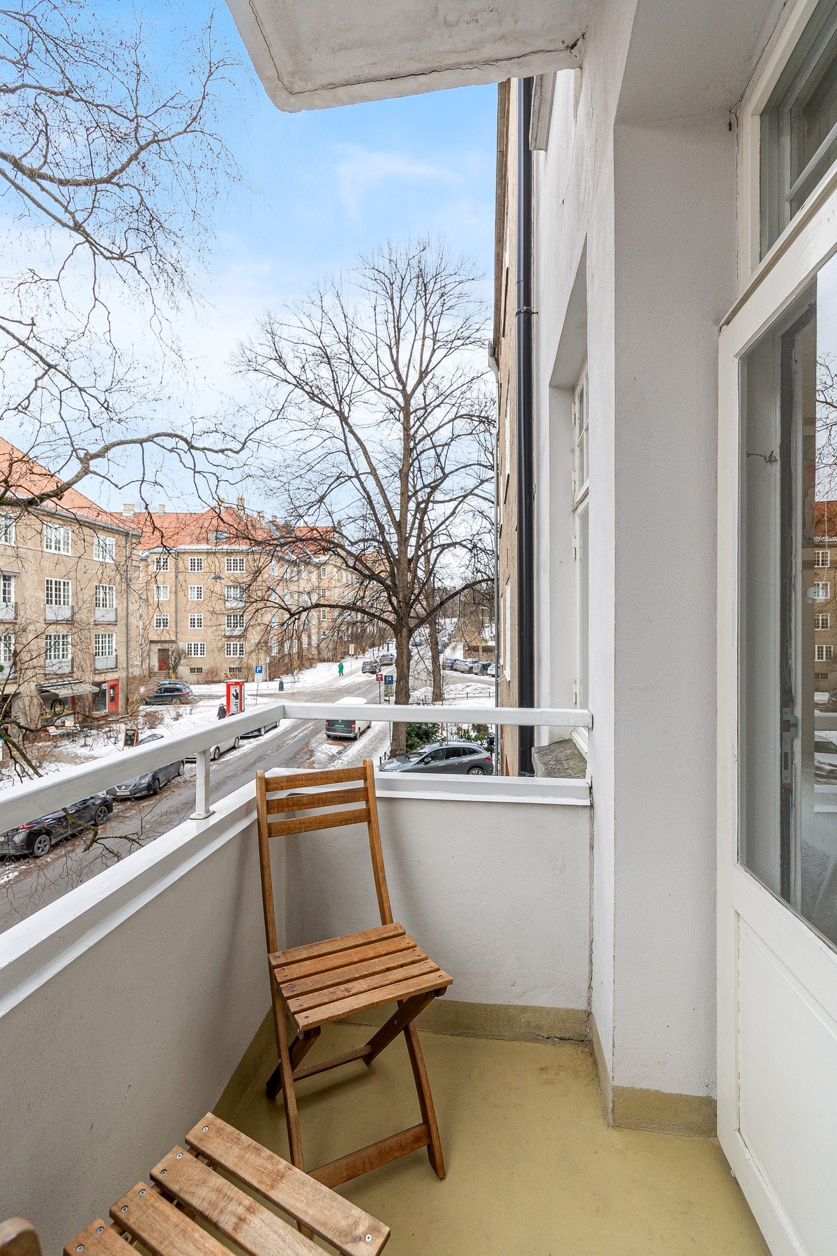 Utgang til balkong som vender ut mot Jessenløkken. gir ekstra lys og luft, og skaper en fin overgang mellom inne- og uterom Galleribilde