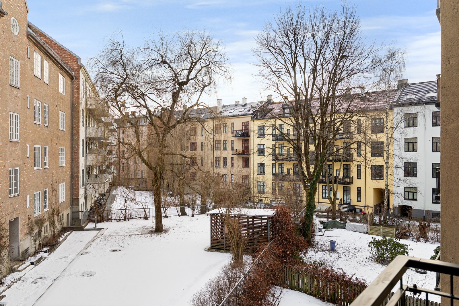 Fra balkongen er det hyggelig utsyn mot felles bakgård. Galleribilde