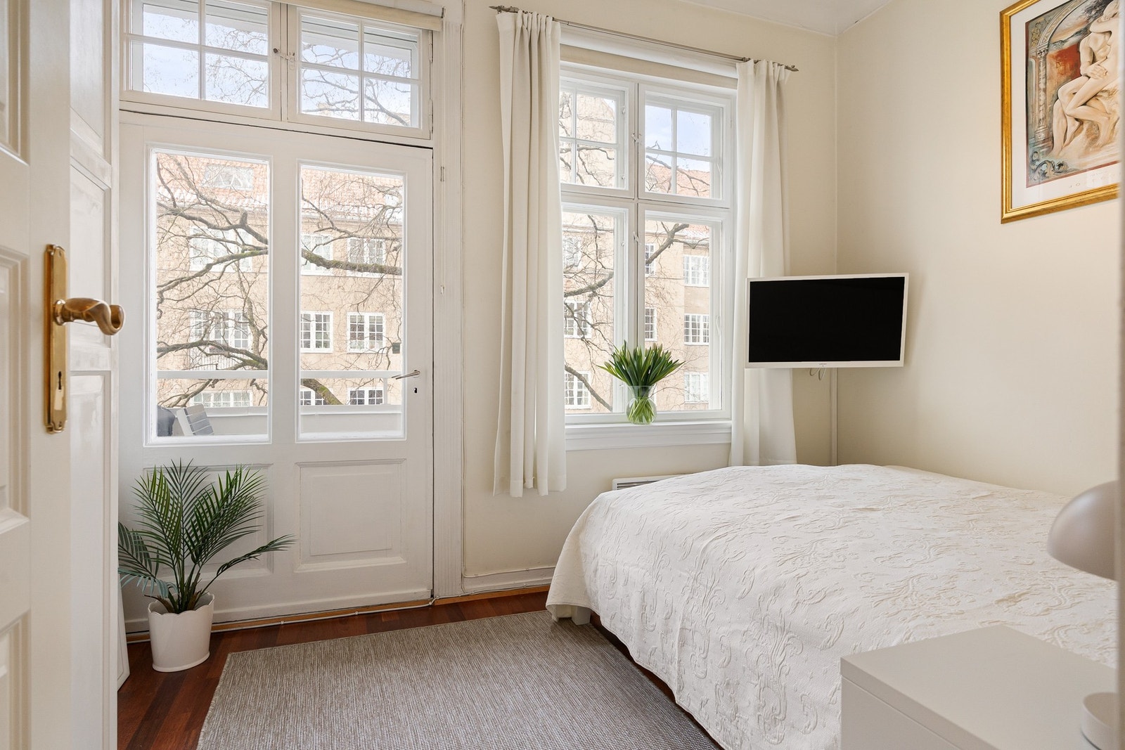 Det er 3 gode soverom i leiligheten hvorav 2 har utgang til balkong. Galleribilde