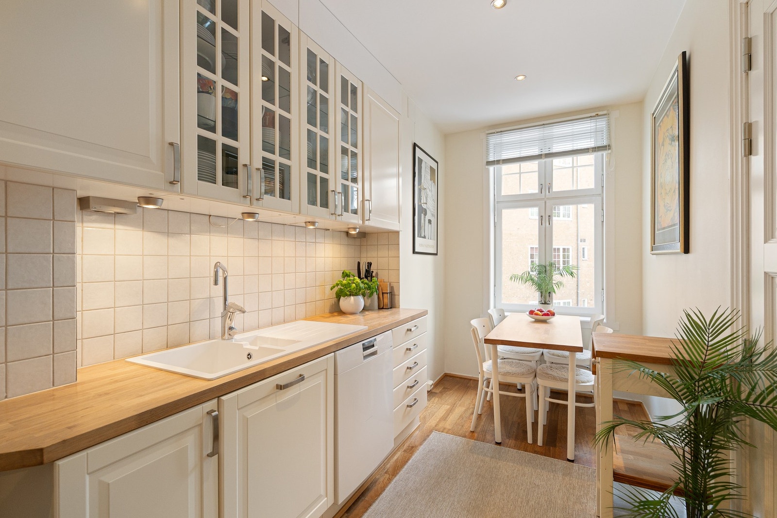 Pent kjøkken som har god skap- og benkeplass og egen spiseplass for hyggelige hverdagsmåltider. Galleribilde