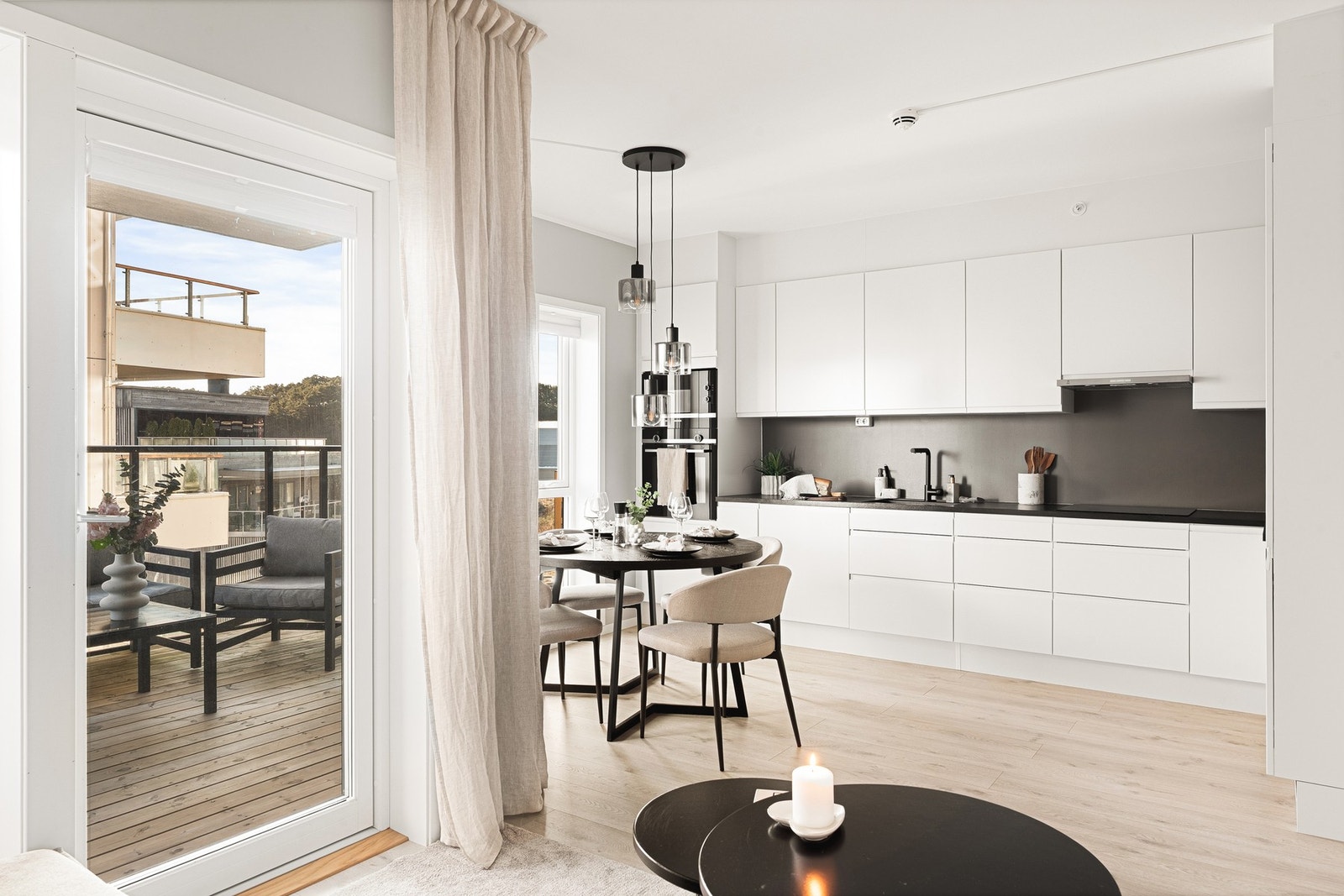 Kjøkkenet er levert av HTH, har slette fronter og laminat benkeplate. Galleribilde