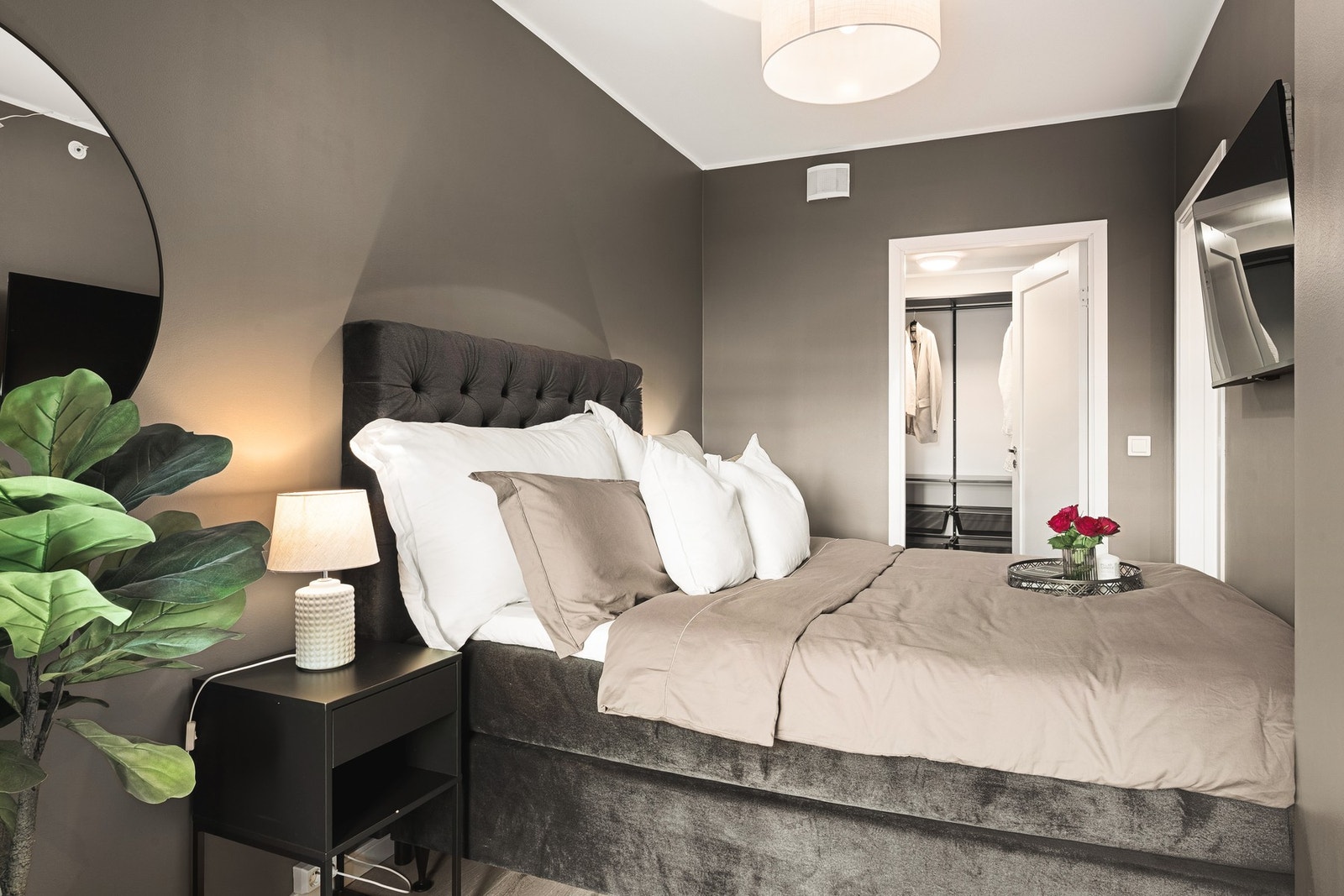 Soverommet er tilknyttet en bod som er perfekt til bruk som walk-in garderobe. Galleribilde