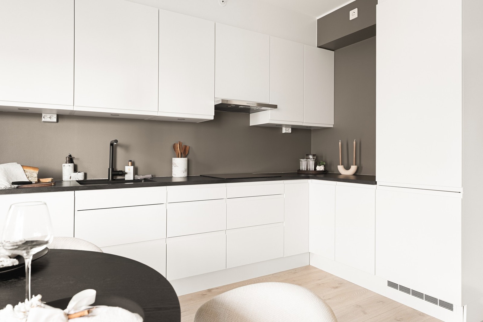 Kjøkkenet har en praktisk utforming med god skap- og benkeplass. Galleribilde