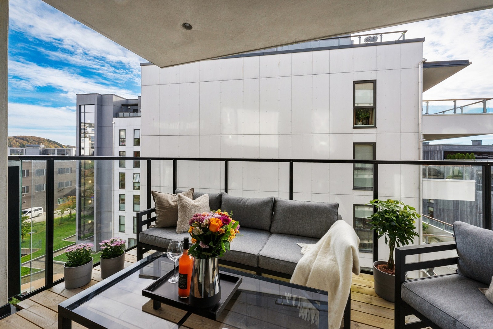 Størrelsen på balkongen gir gode muligheter til å møblere etter eget ønske. Galleribilde