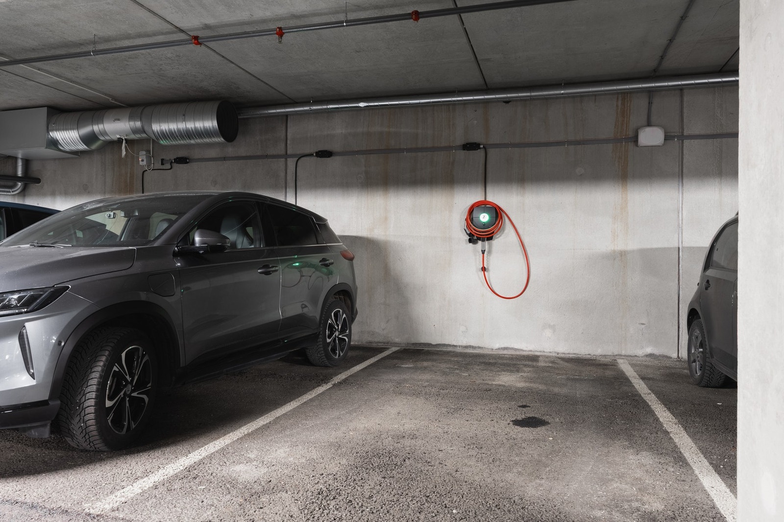 Det medfølger fast parkeringsplass med elbil lader i felles garasjeanlegg. Galleribilde