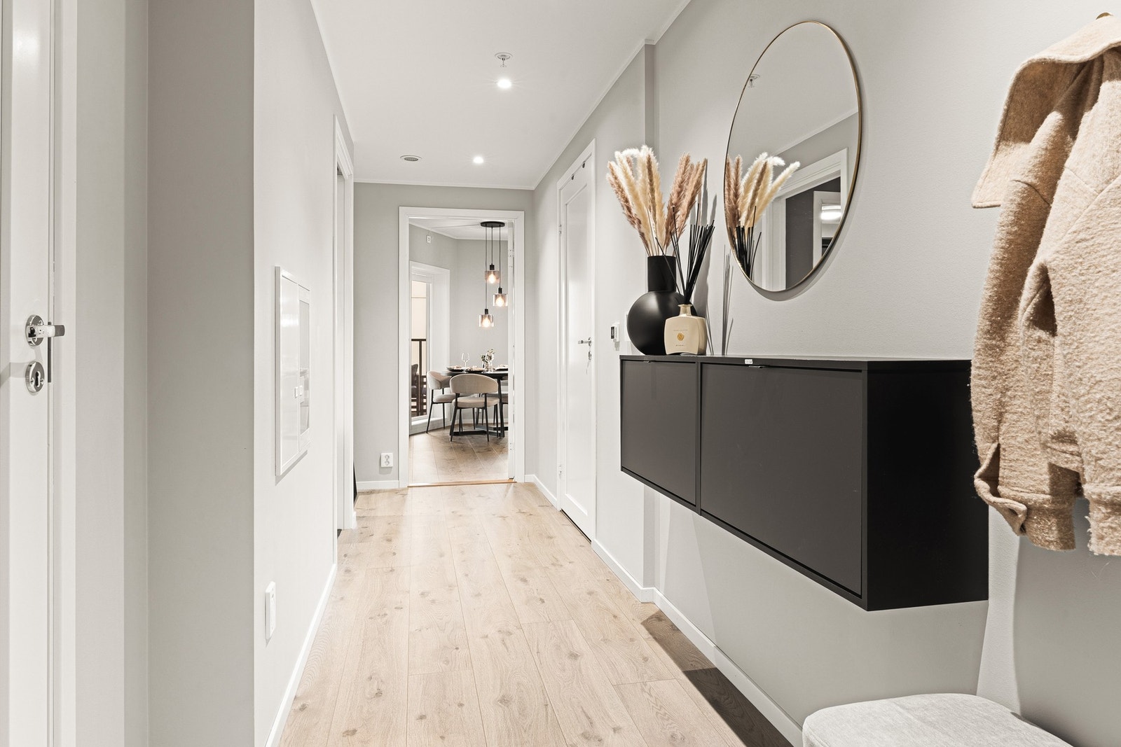 Fra entréen beveger vi oss videre inn i stuen. Galleribilde