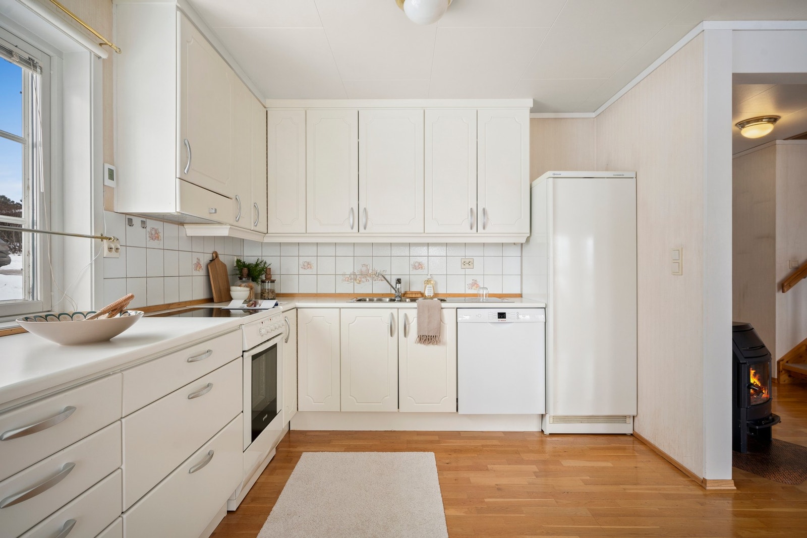 Det er nisjer for frittstående komfyr, kjøl og frys samt for oppvaskmaskin. Galleribilde