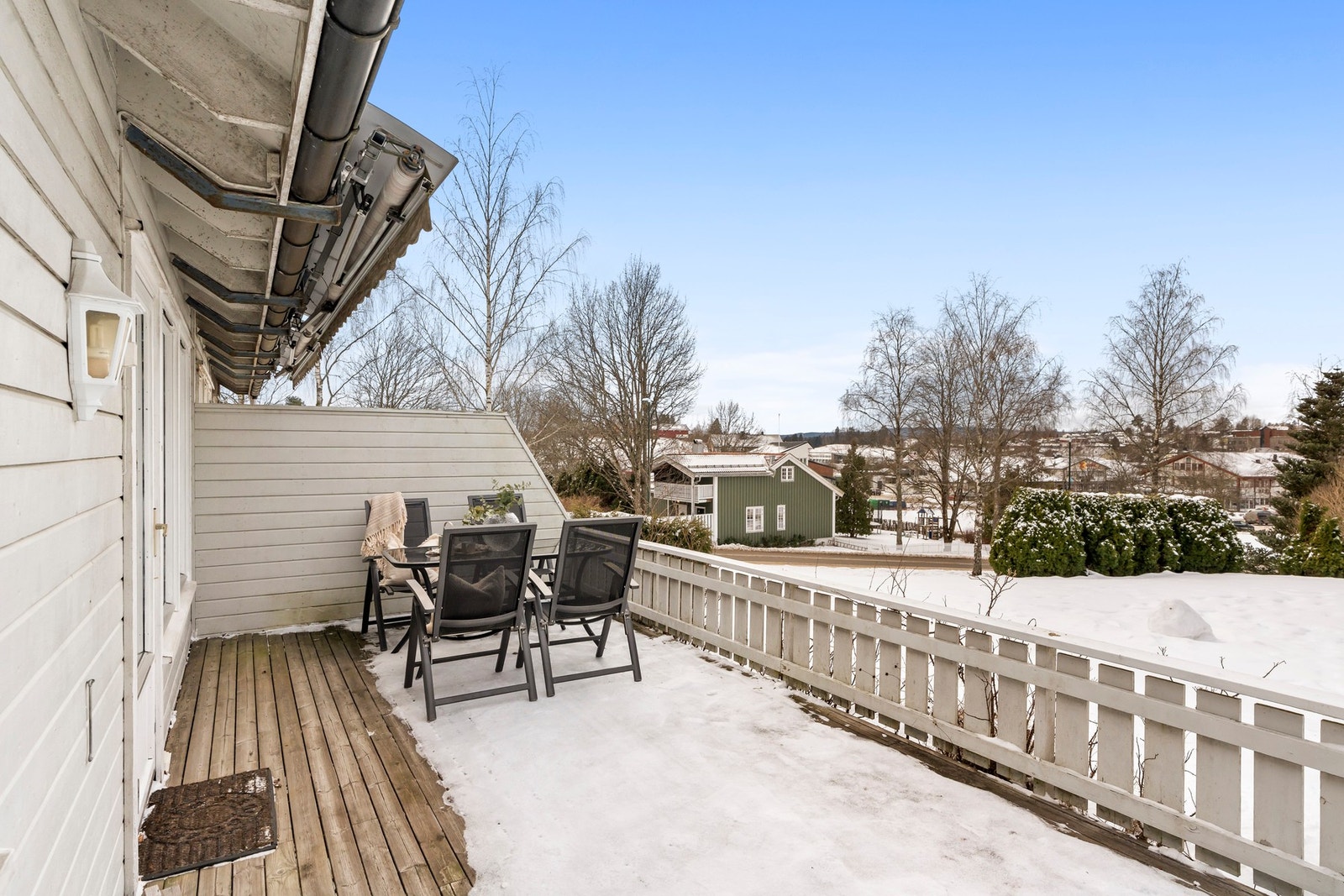 Terrassen er på 21 kvm. Egen hage på utsiden av terrassen. Galleribilde