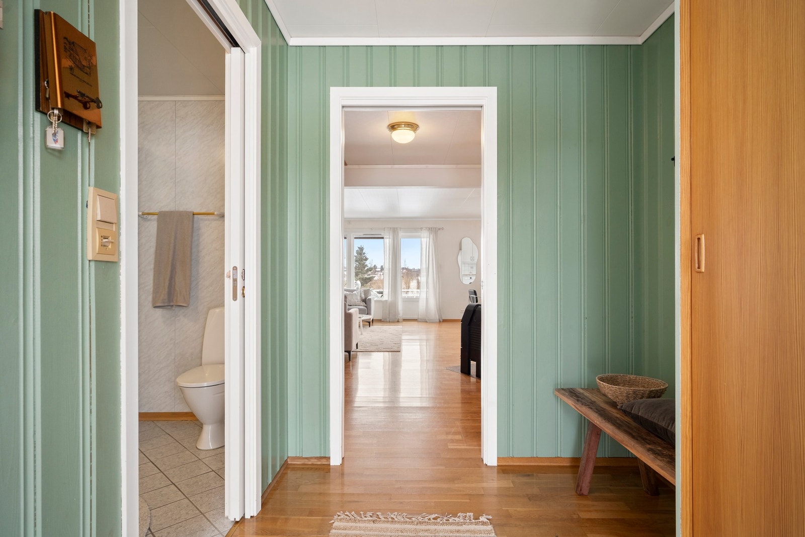 Entré med adkomst til bad og videre til soverom i 1 etasje. Galleribilde