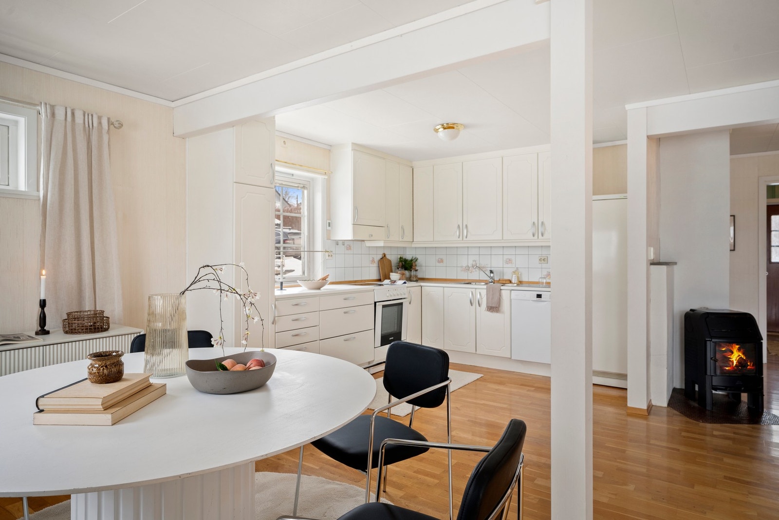 Praktisk og sosial åpen løsning mellom stue og kjøkken. Galleribilde