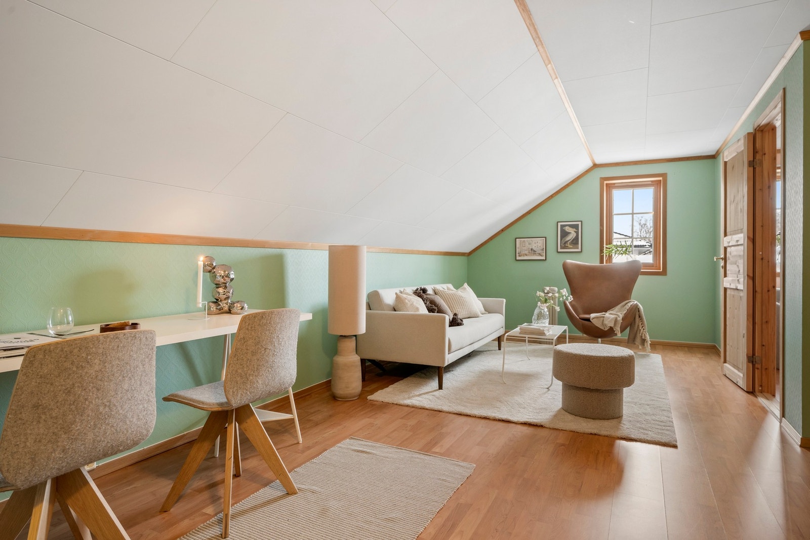 V-stue som fungerer godt som ekstra oppholdsrom, lekerom eller hjemmekontor. Galleribilde