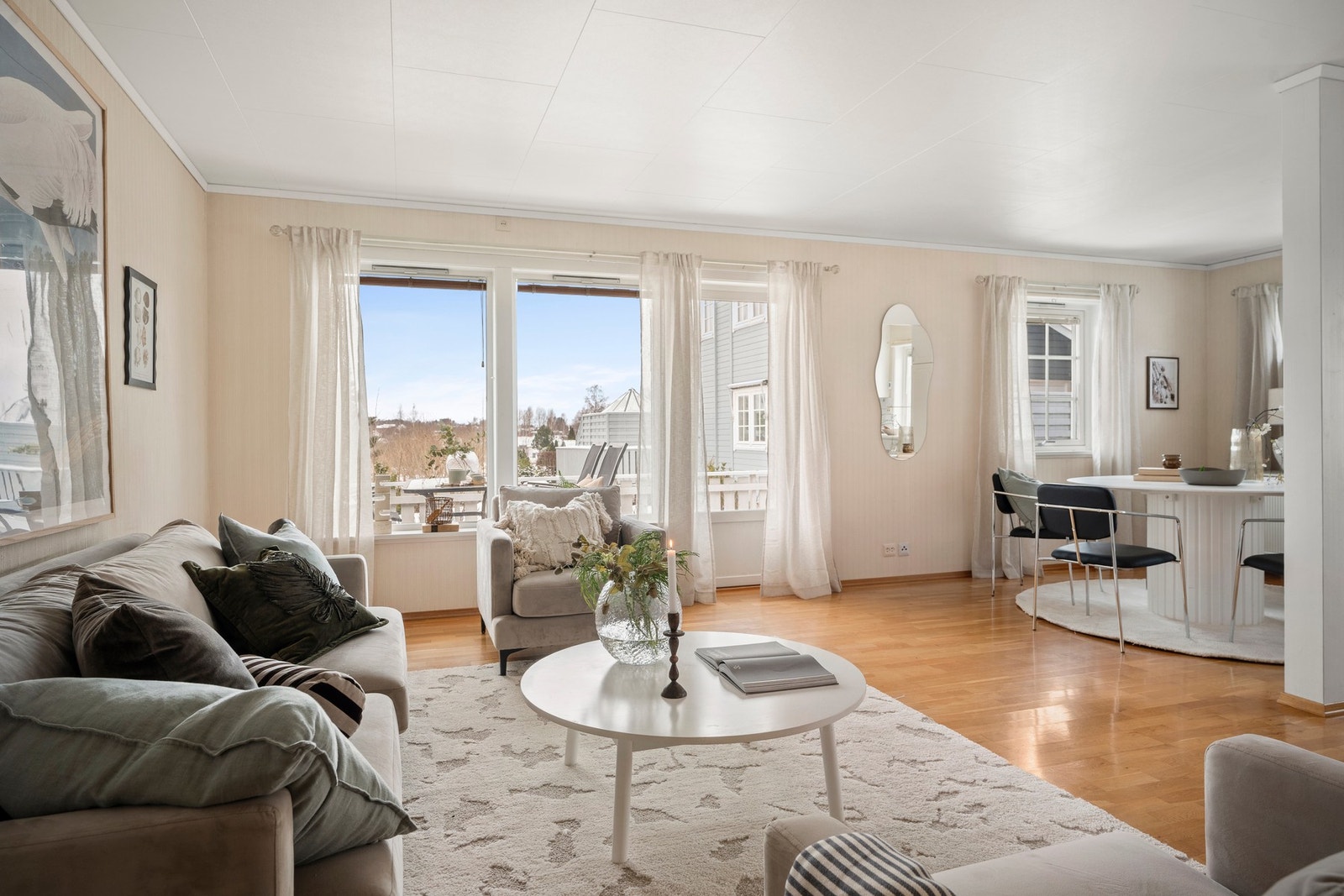 Stuen har god plass til både stue del og spisestue del. Galleribilde