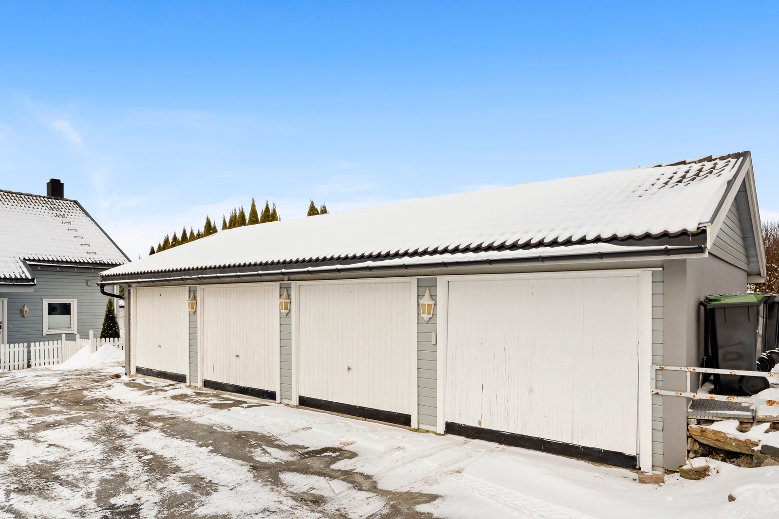 Medfølgende garasjeplass i felles rekke. Galleribilde