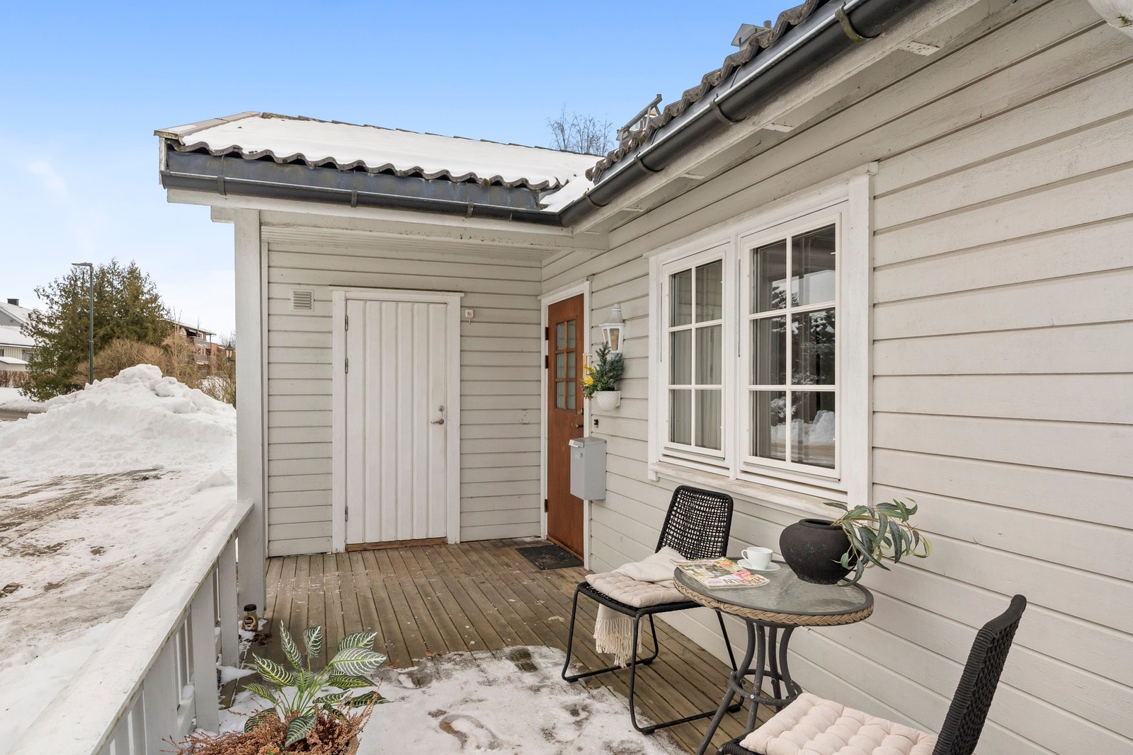 Markterrasse ved inngangspartiet på 12 m². Praktisk utvendig bod på ca. 5 kvm. Galleribilde