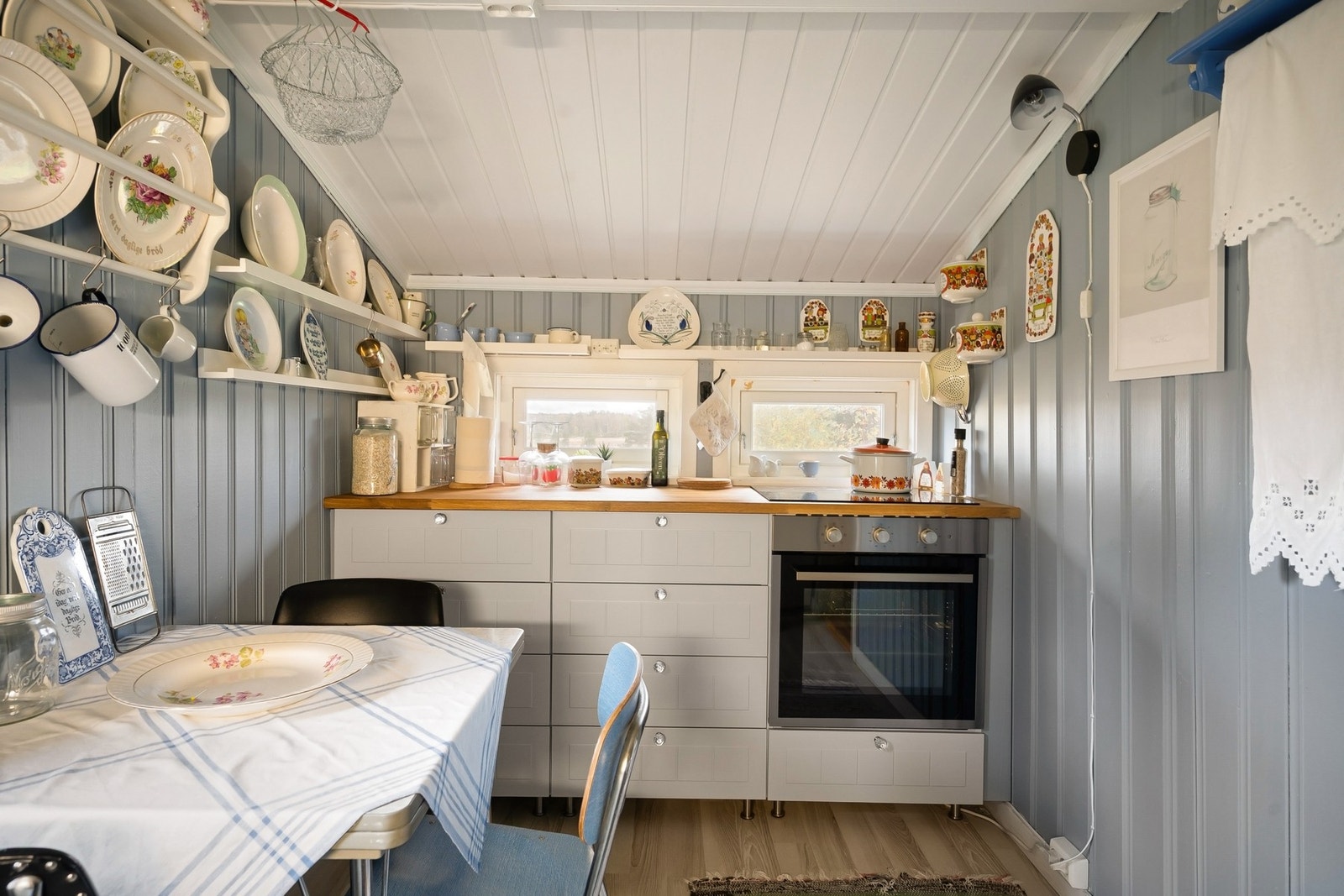 Intimt kjøkken med alt du trenger på hytta Galleribilde