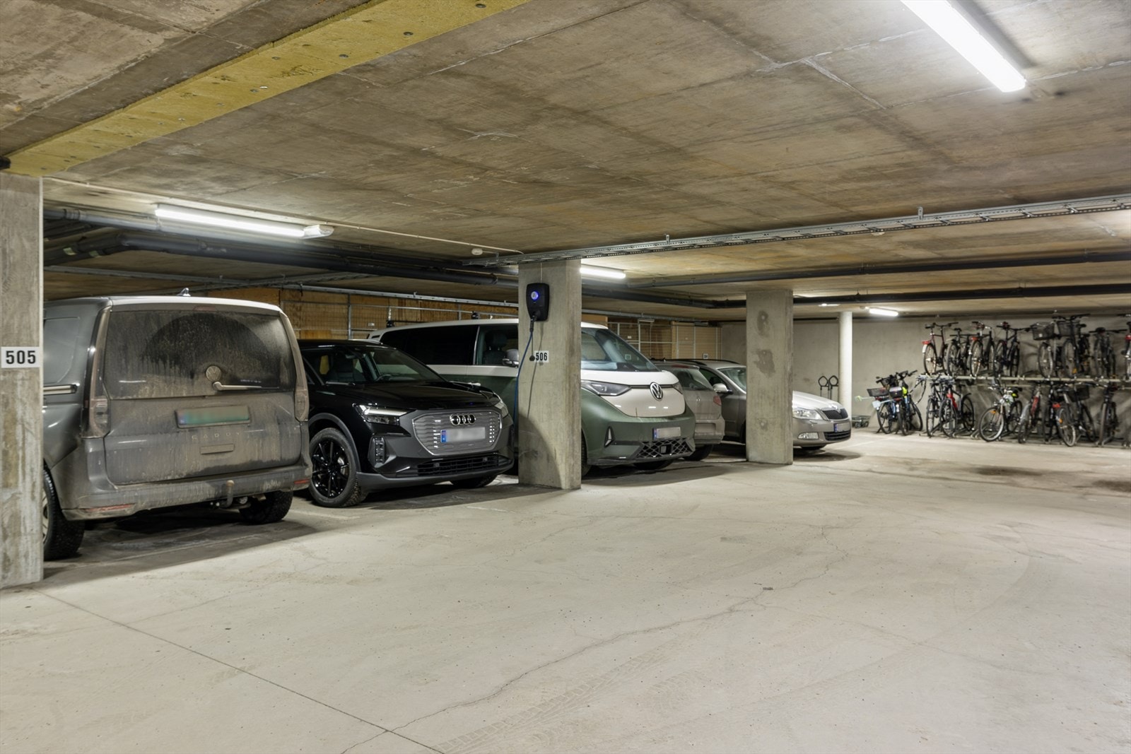 Leiligheten disponerer en fast garasjeplass med El-bil lader i lukker garasjeanlegg. Galleribilde