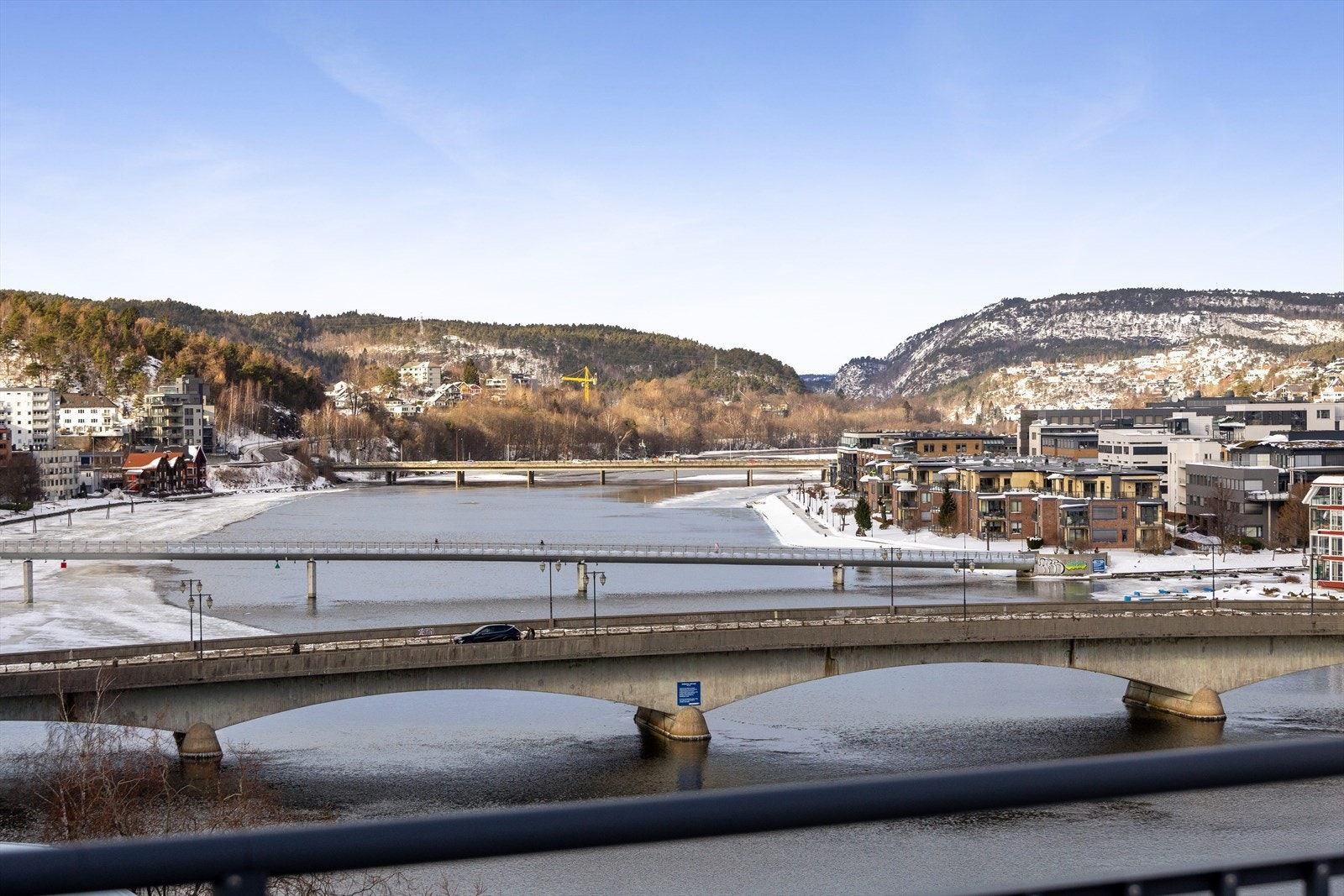 Her bor man tett på sjøen, med bryggepromenade, badeplasser, grønne soner og flotte turmuligheter rett utenfor døren. Galleribilde